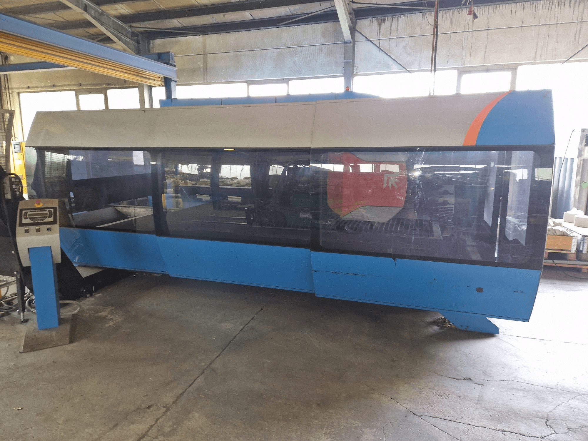 A Prima Power CP 4000 Zaphiro gép elölnézete