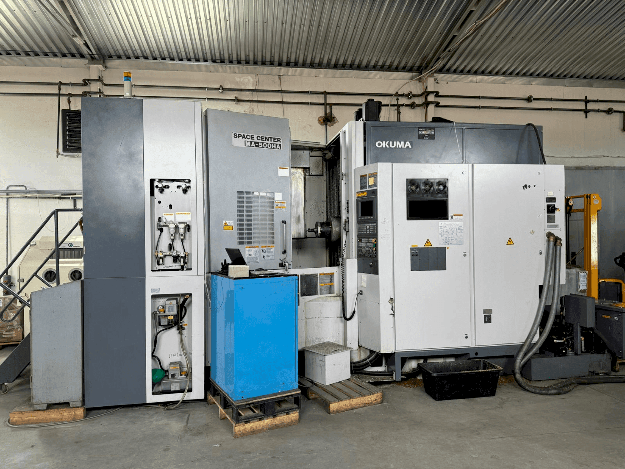 A Okuma MA-500HA gép elölnézete