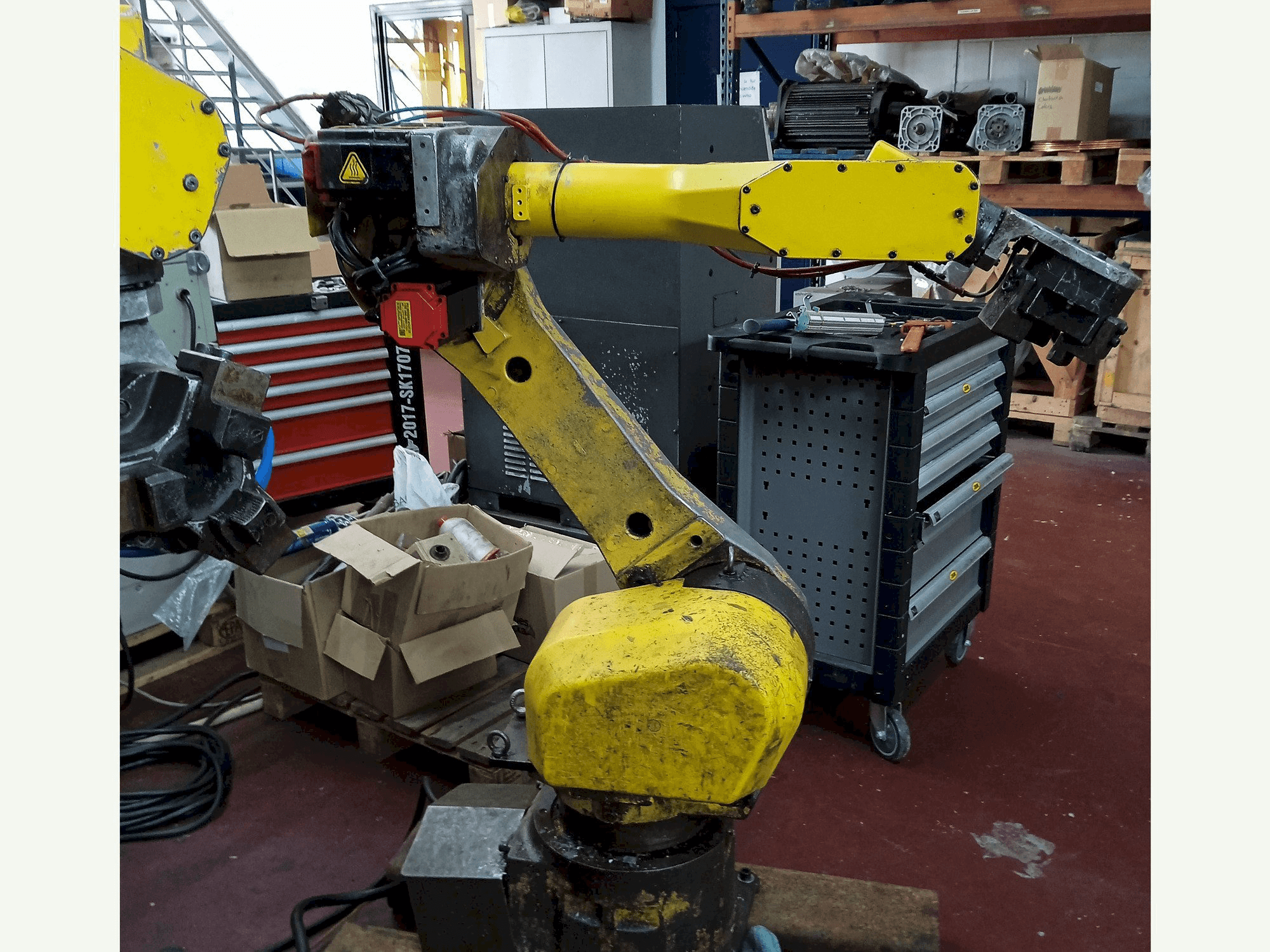 A FANUC M-16IB gép elölnézete