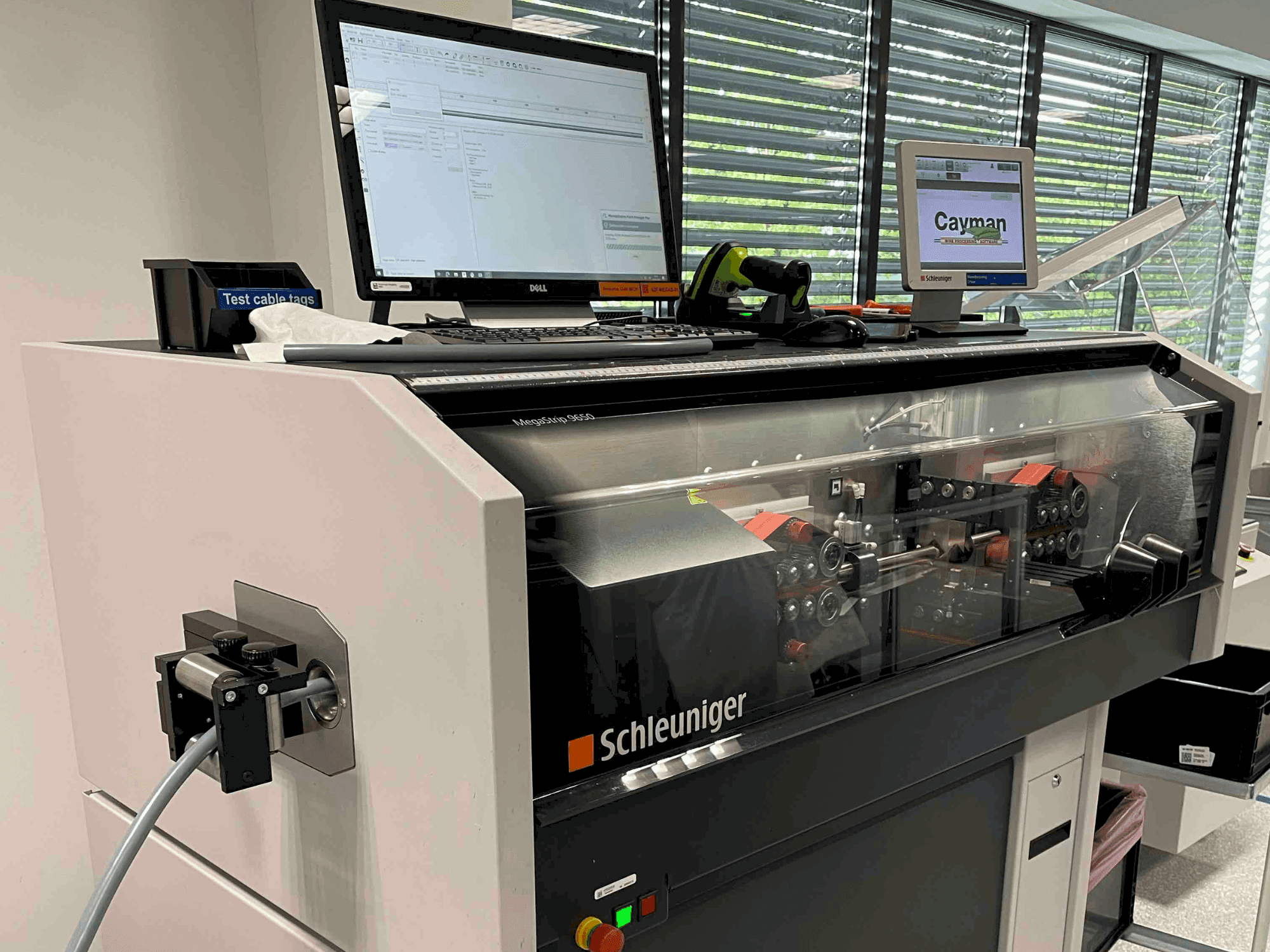 A Schleuniger MegaStrip 9650 gép elölnézete