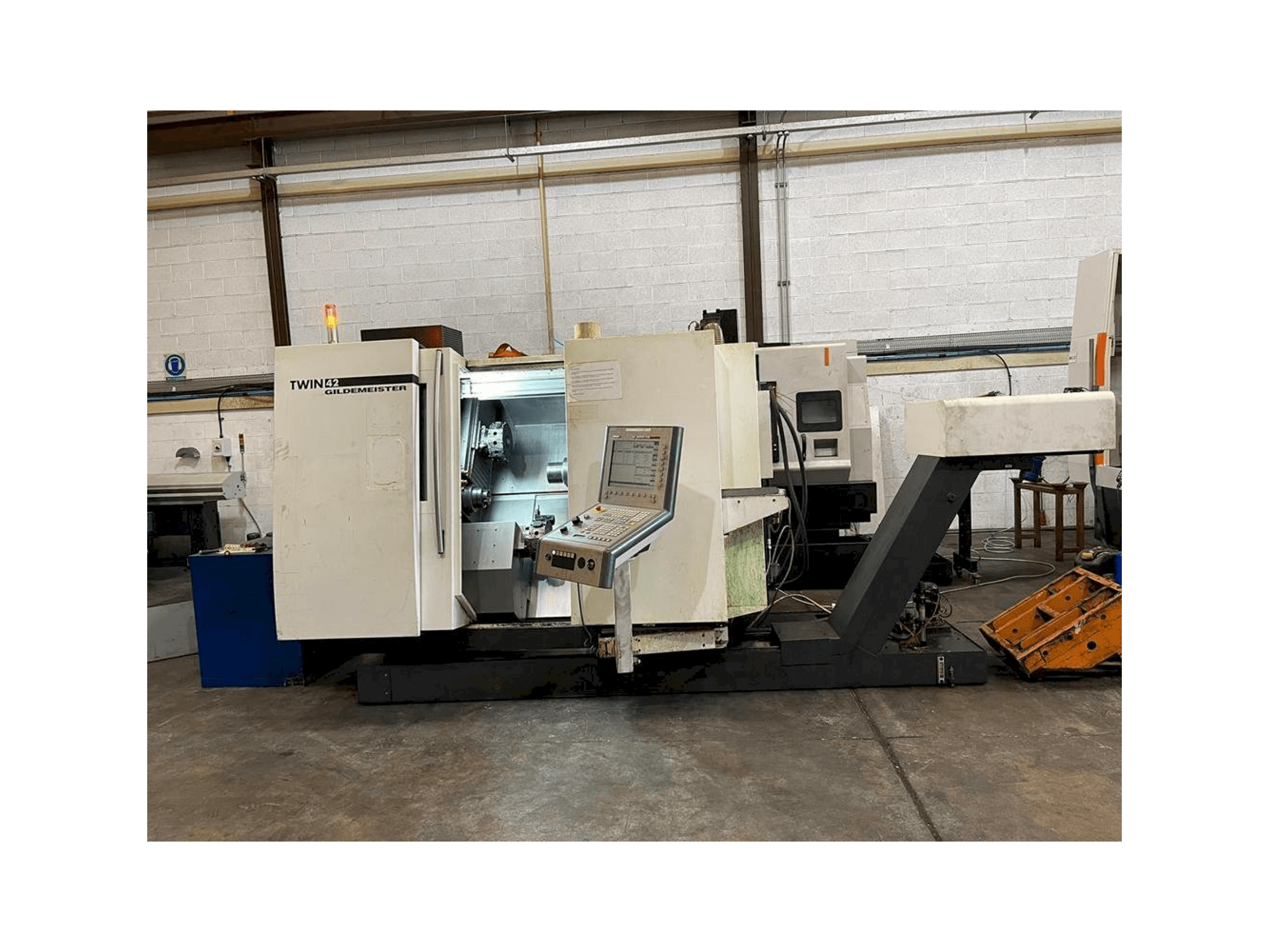 A DMG GILDEMEISTER TWIN 42 Rg1 gép elölnézete