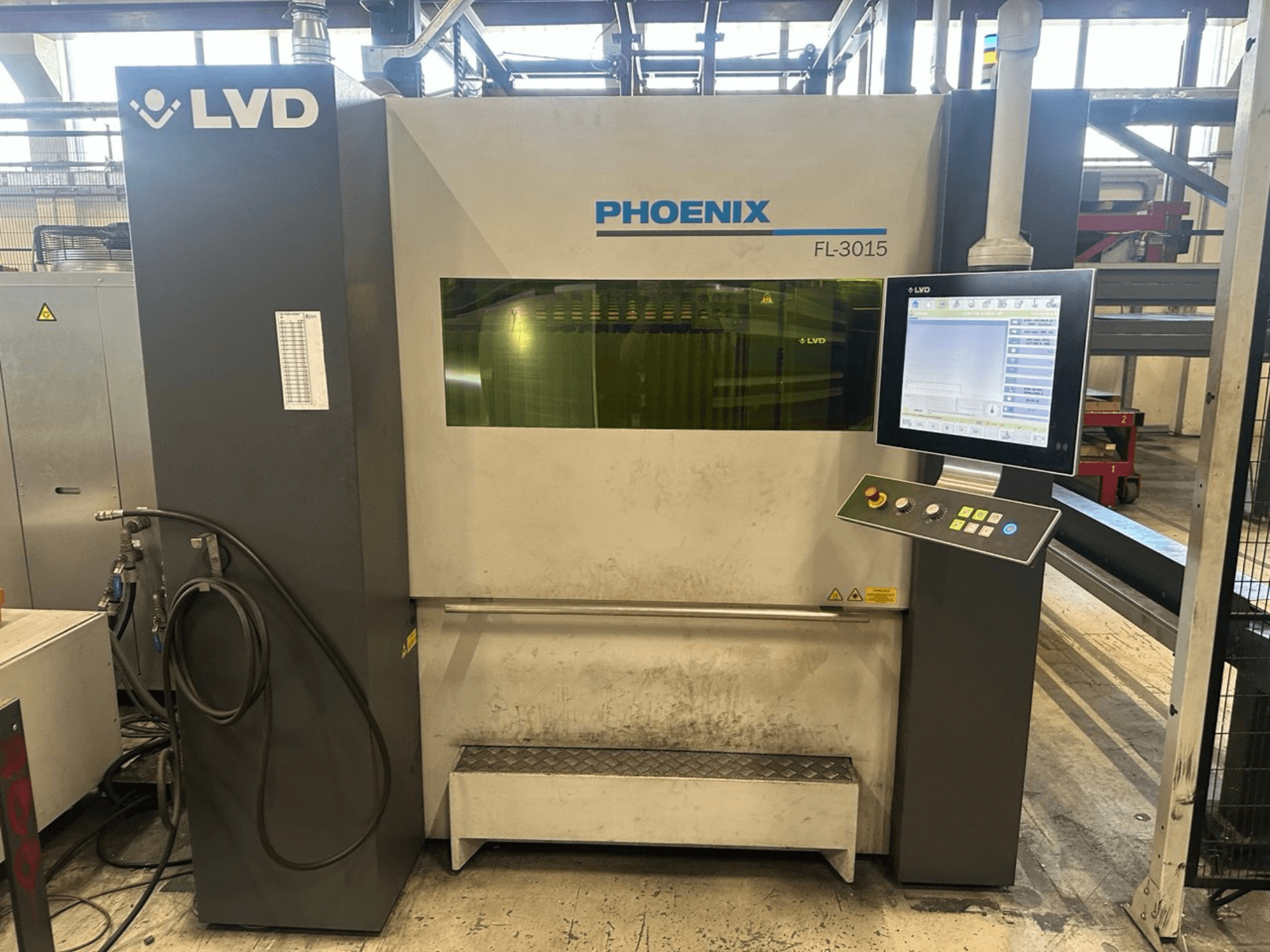 LVD Phoenix FL-3015 lézervágógép, előlnézet, digitális vezérlőpanellel és látható csövekkel.