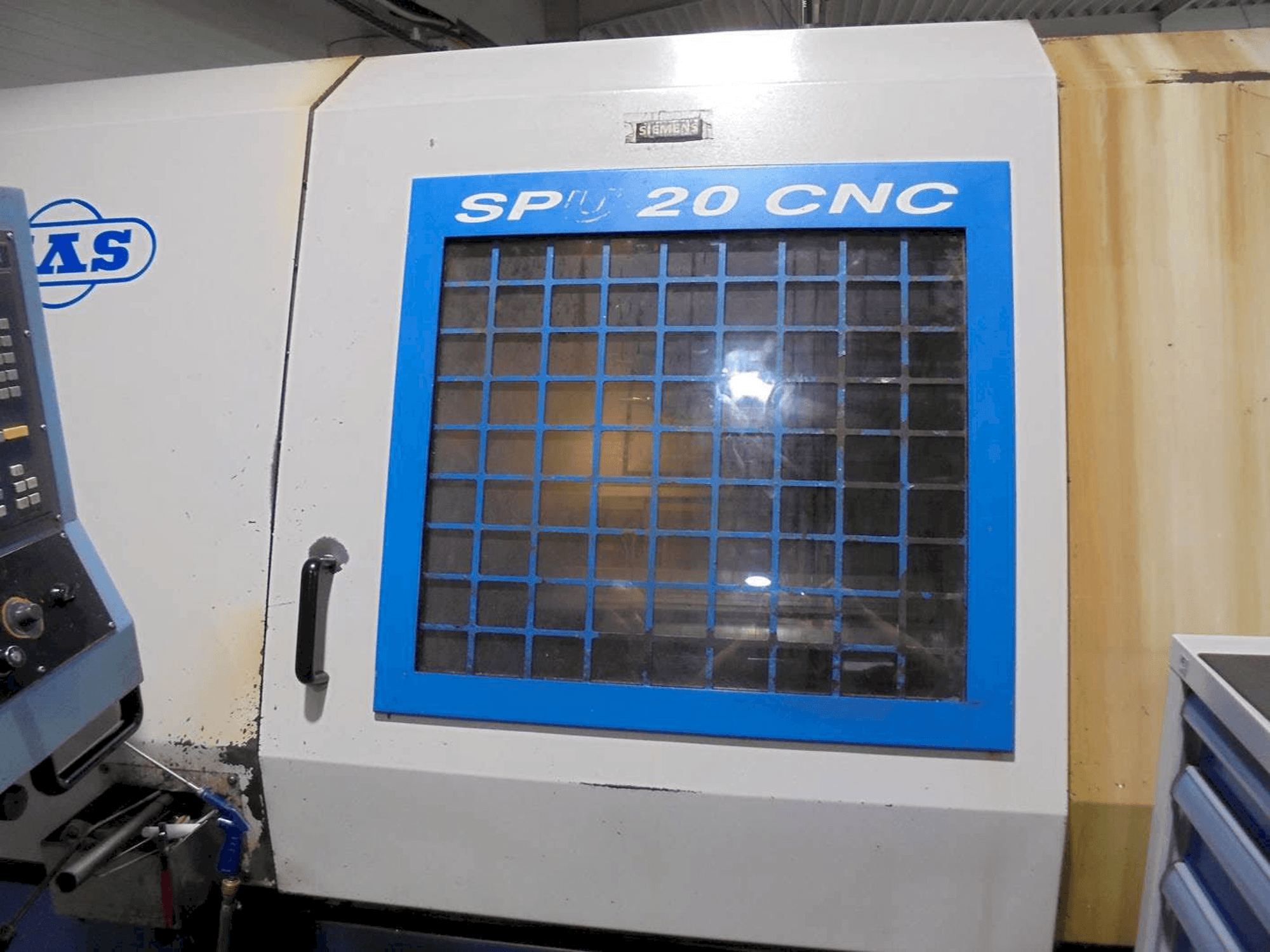A KOVOSVIT MAS SPU 20 CNC gép elölnézete