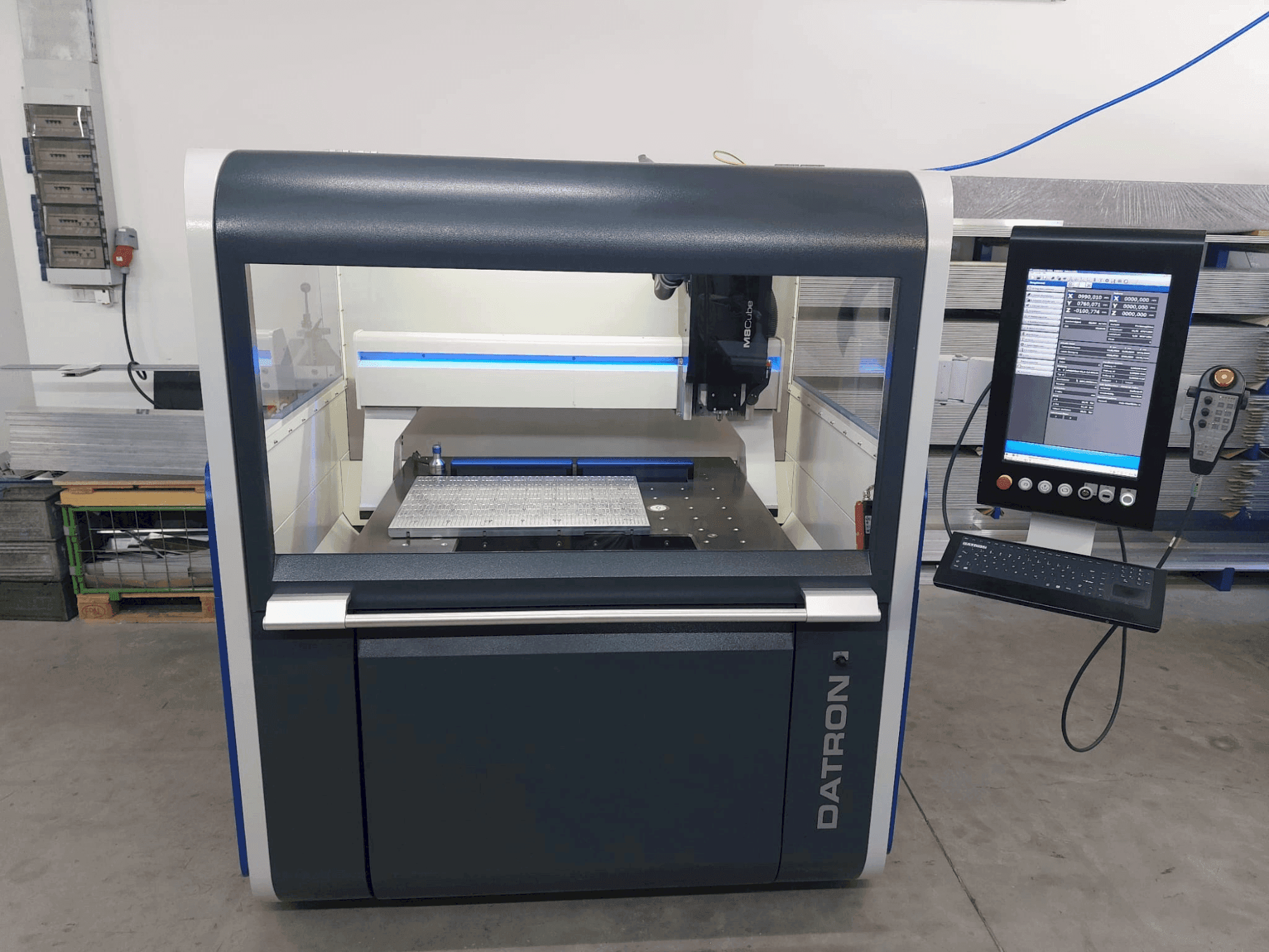 A Datron M8 Cube gép elölnézete