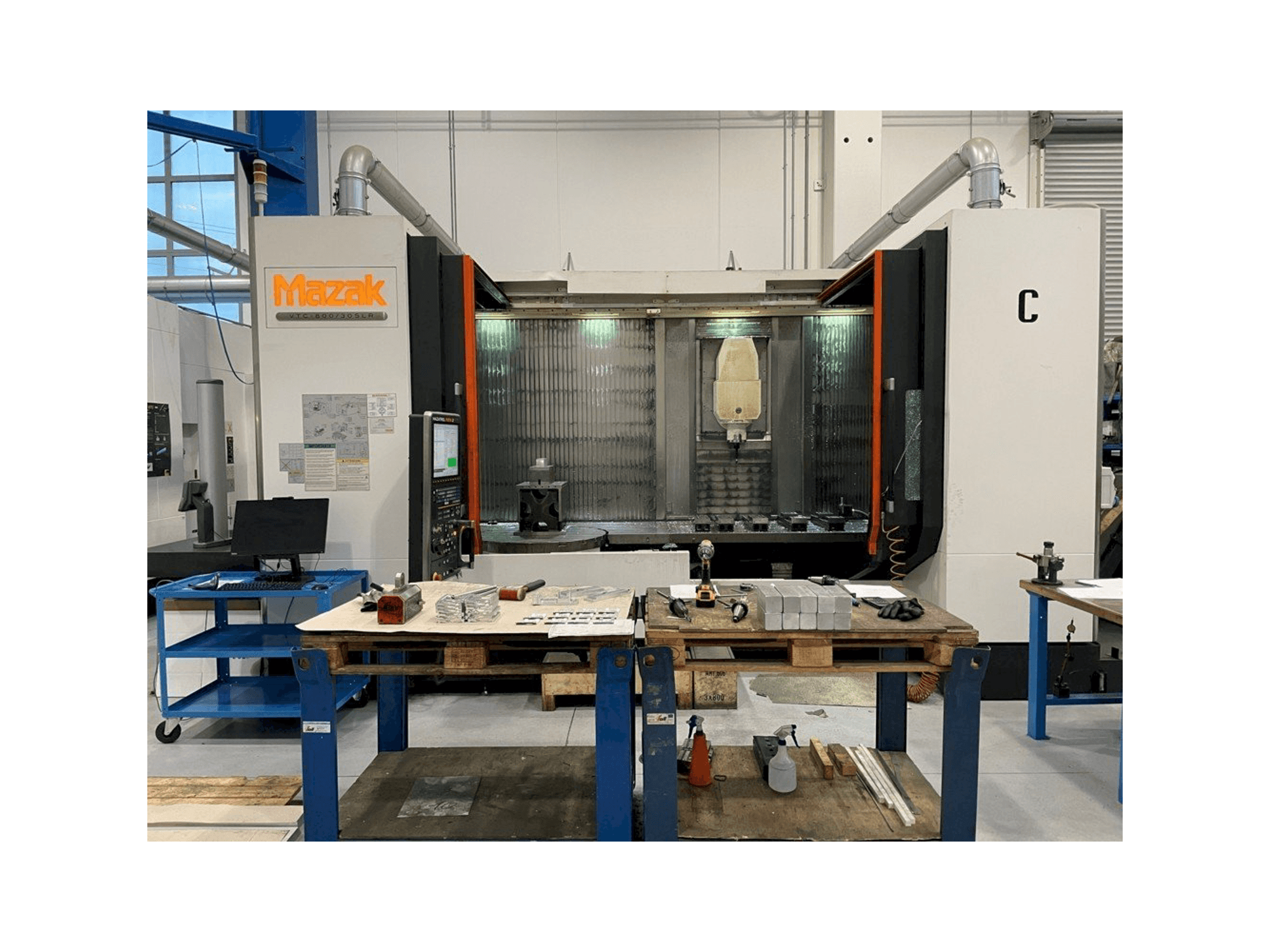 A Mazak VTC 800/30 SLR gép elölnézete