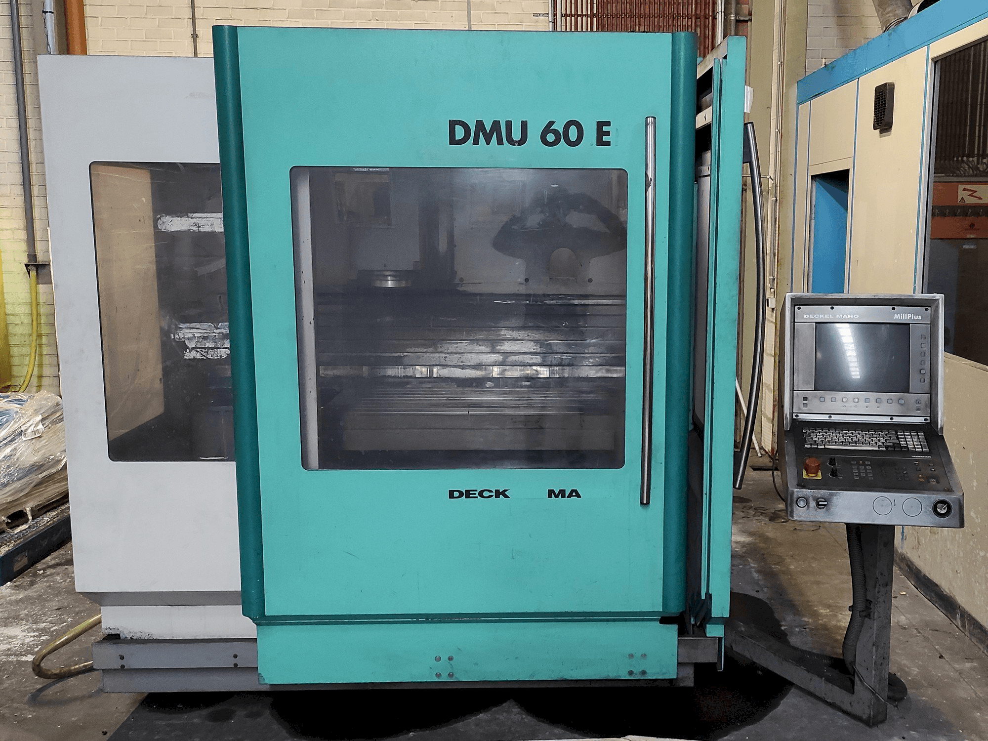 A DECKEL MAHO DMU 60 E gép elölnézete