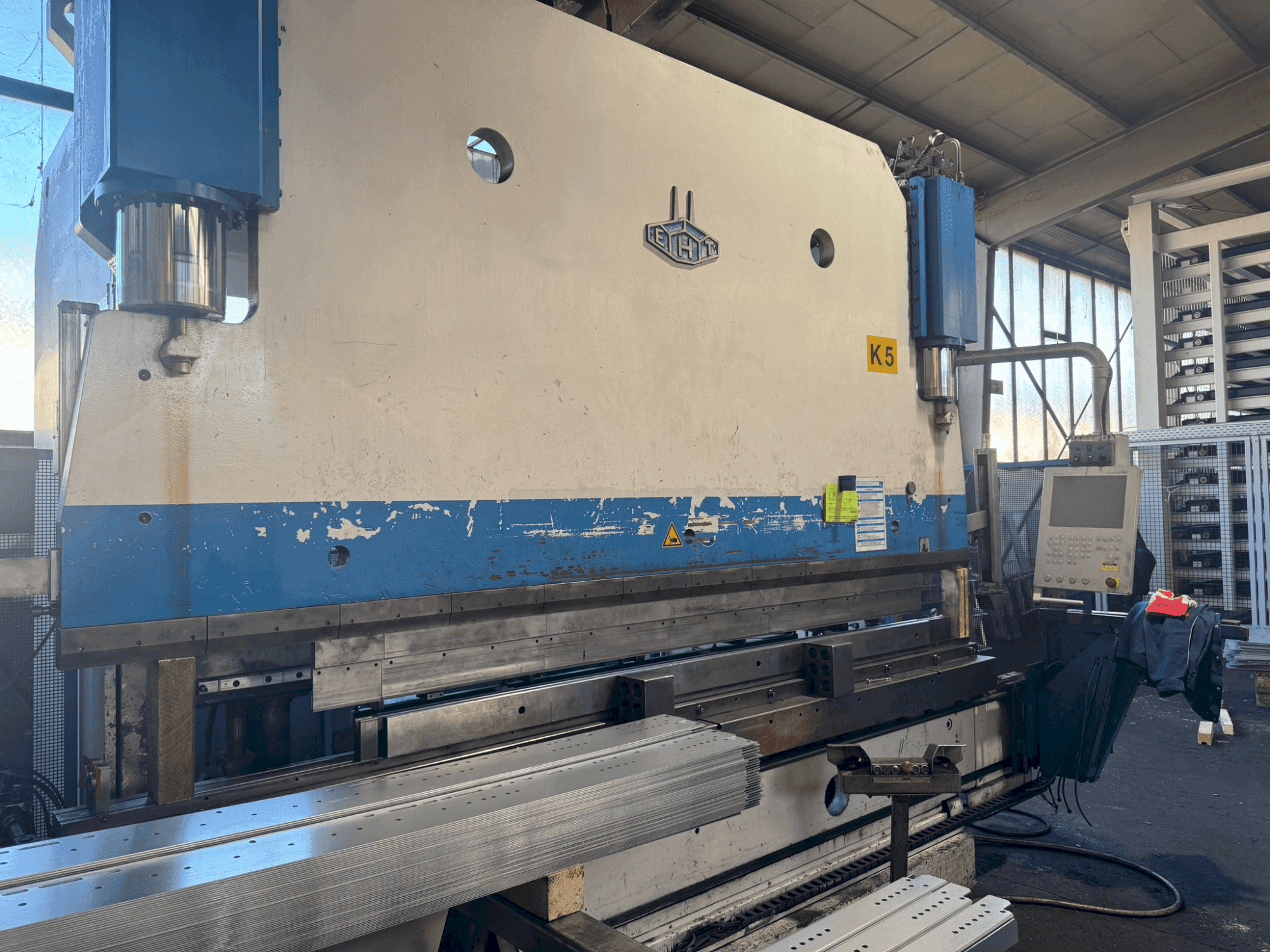 A EHT EHPS 20-35 gép elölnézete