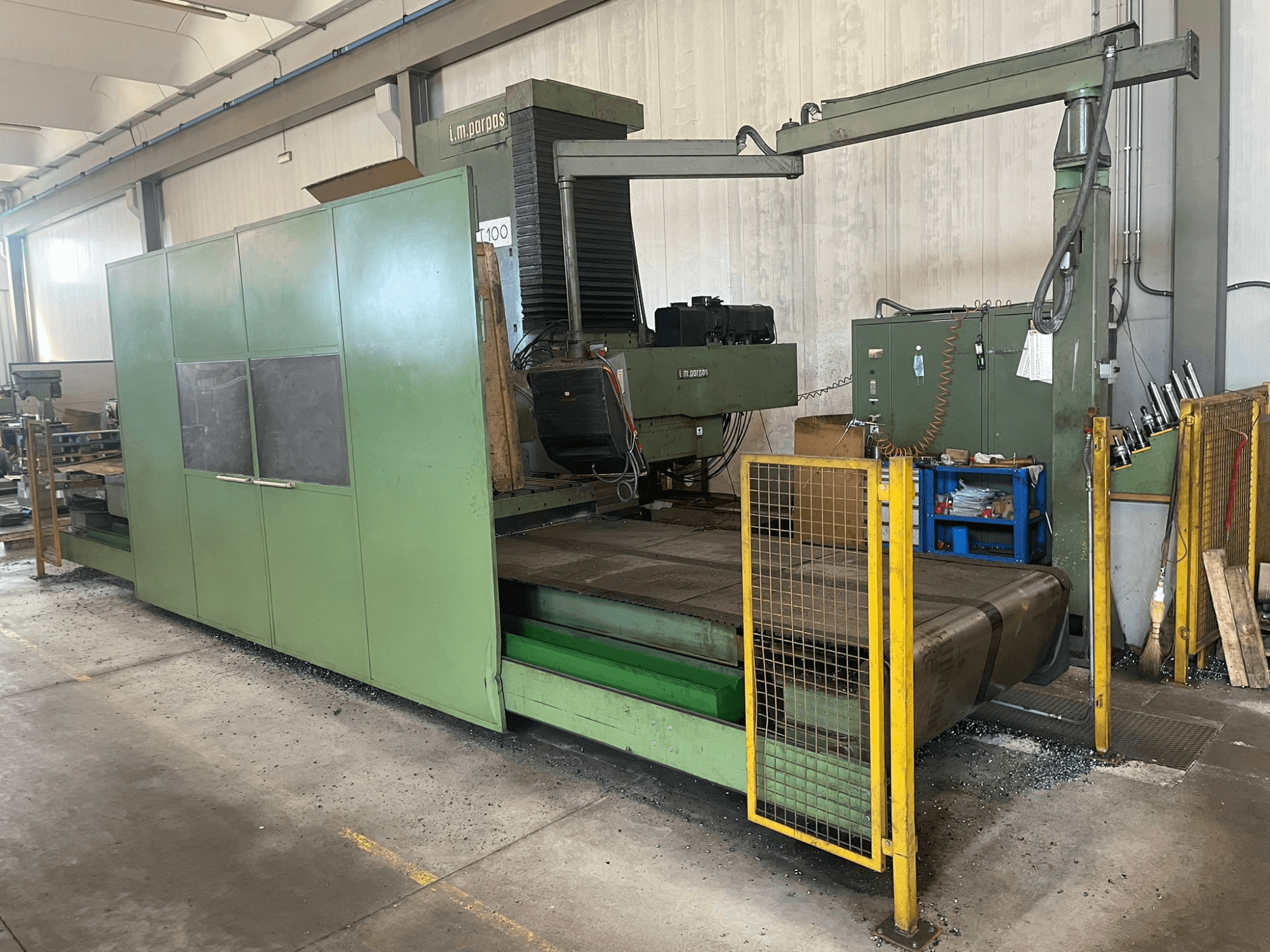 Nagy zöld ipari marógép biztonsági korlátokkal, elölnézetben, "l.m. parpas" típusjelzéssel és látható kezelőszervekkel.