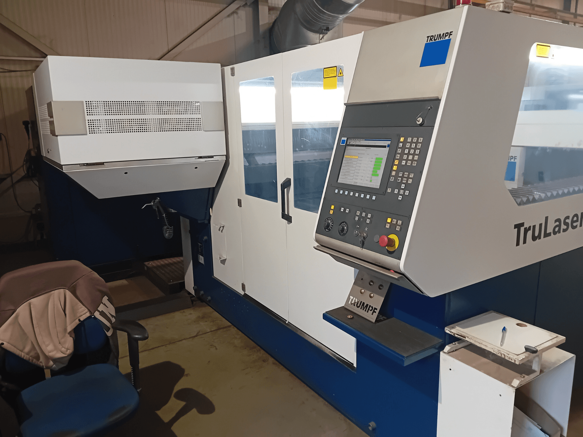 TRUMPF TruLaser 3030 CO2 lézervágó gép, előlnézet, a kezelőpanel és a kezelőállomás.