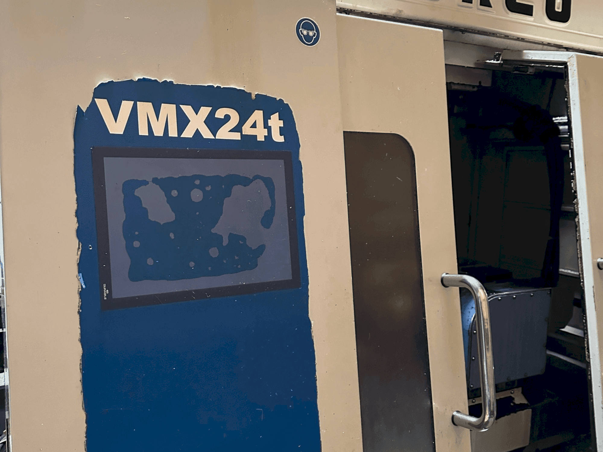 A Hurco VMX24t gép elölnézete