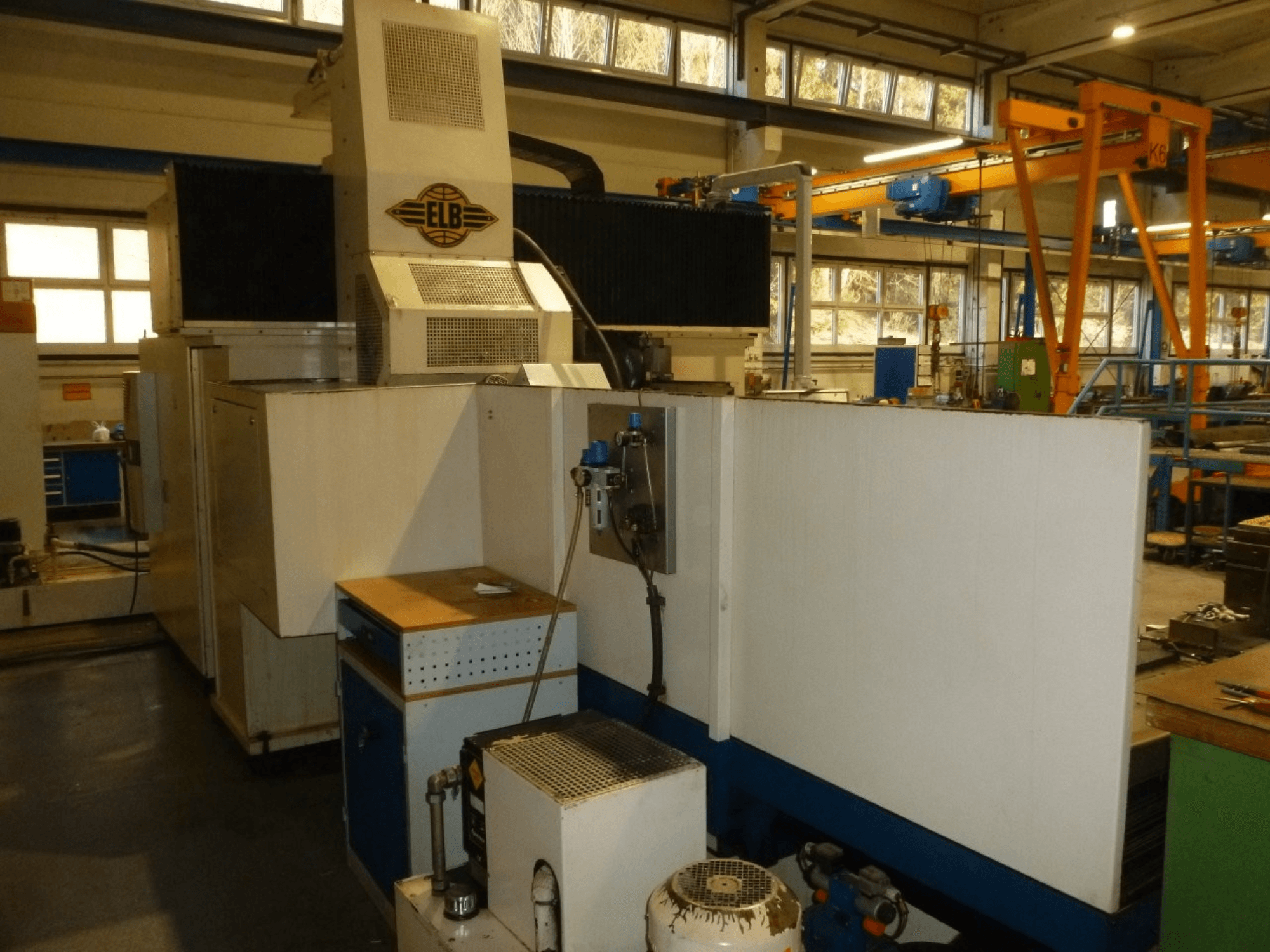 ELB SWP 225/125 SPS felületcsiszoló gép, elölnézetben a vezérlőpanel és a működési jellemzők.