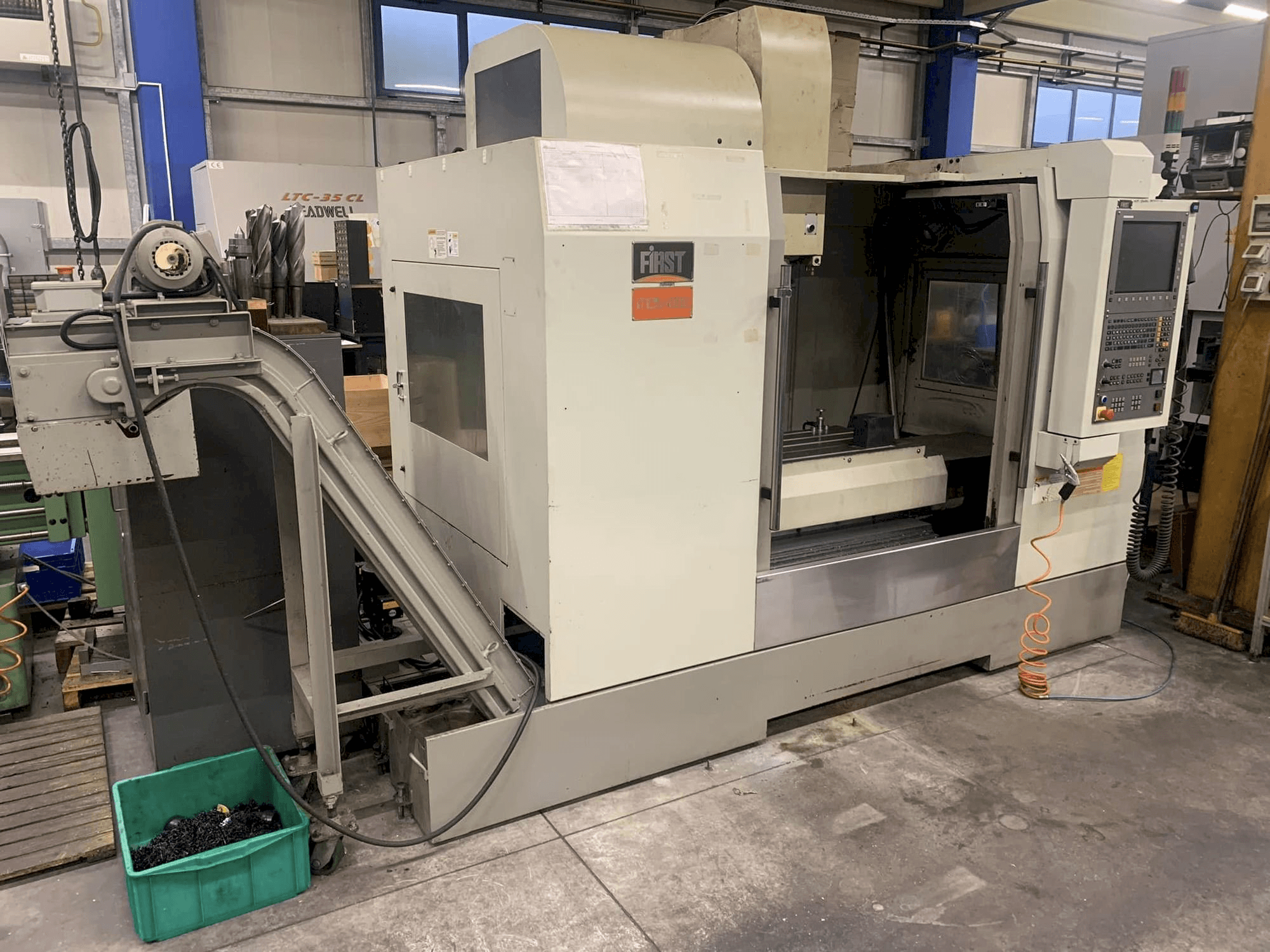 A FIRST MCV 1000 gép elölnézete