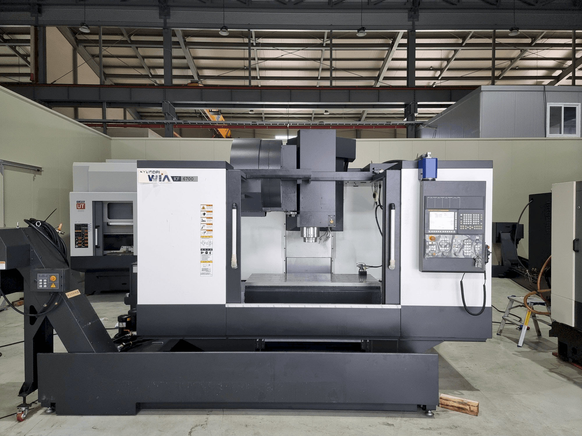 A Hyundai Wia KF 6700 gép elölnézete