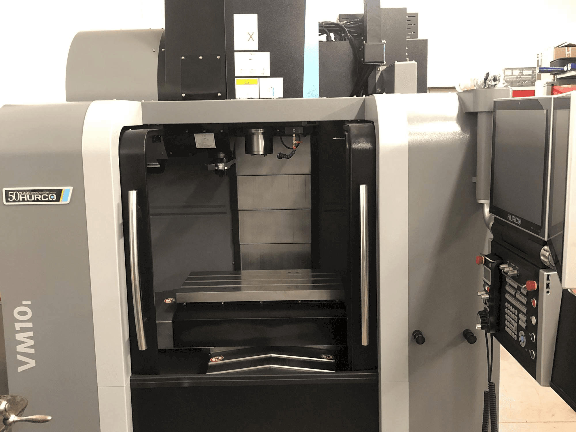 A Hurco VM 10 i Plus gép elölnézete