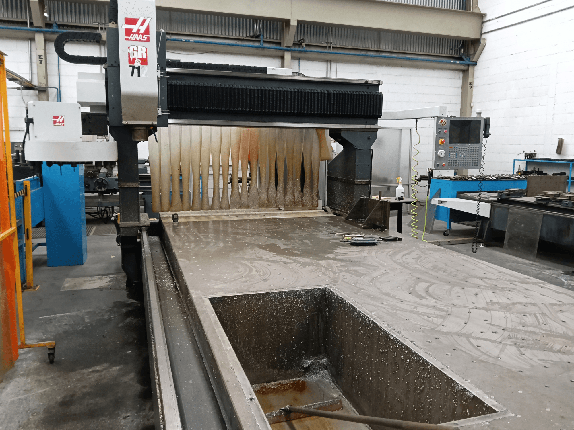 A HAAS GR-712 portálmarógép elölről nézve, a nedves vágófelülettel és a kezelői vezérlőpanellel.