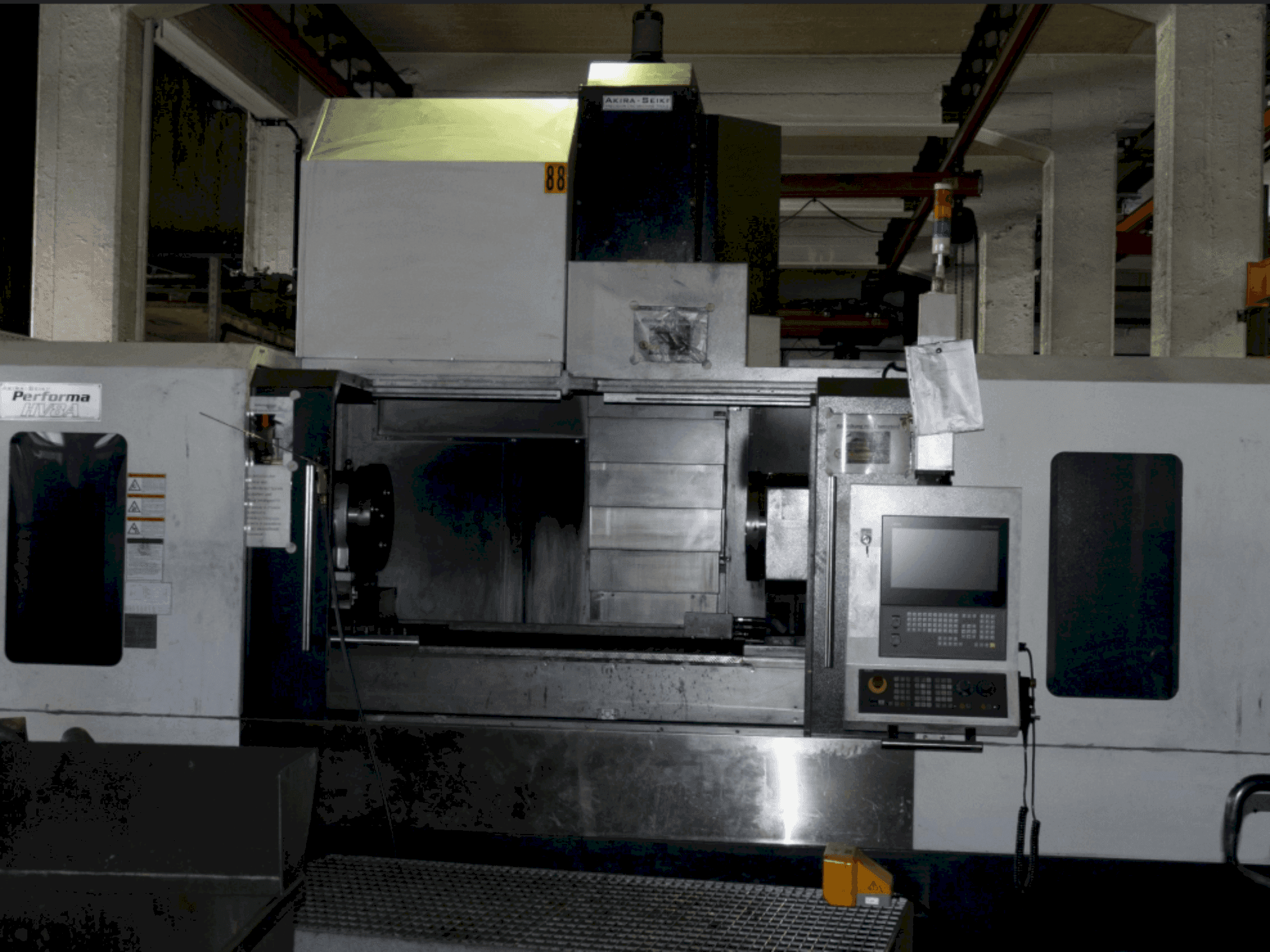 A Akira Seiki Performa HV 8A gép elölnézete