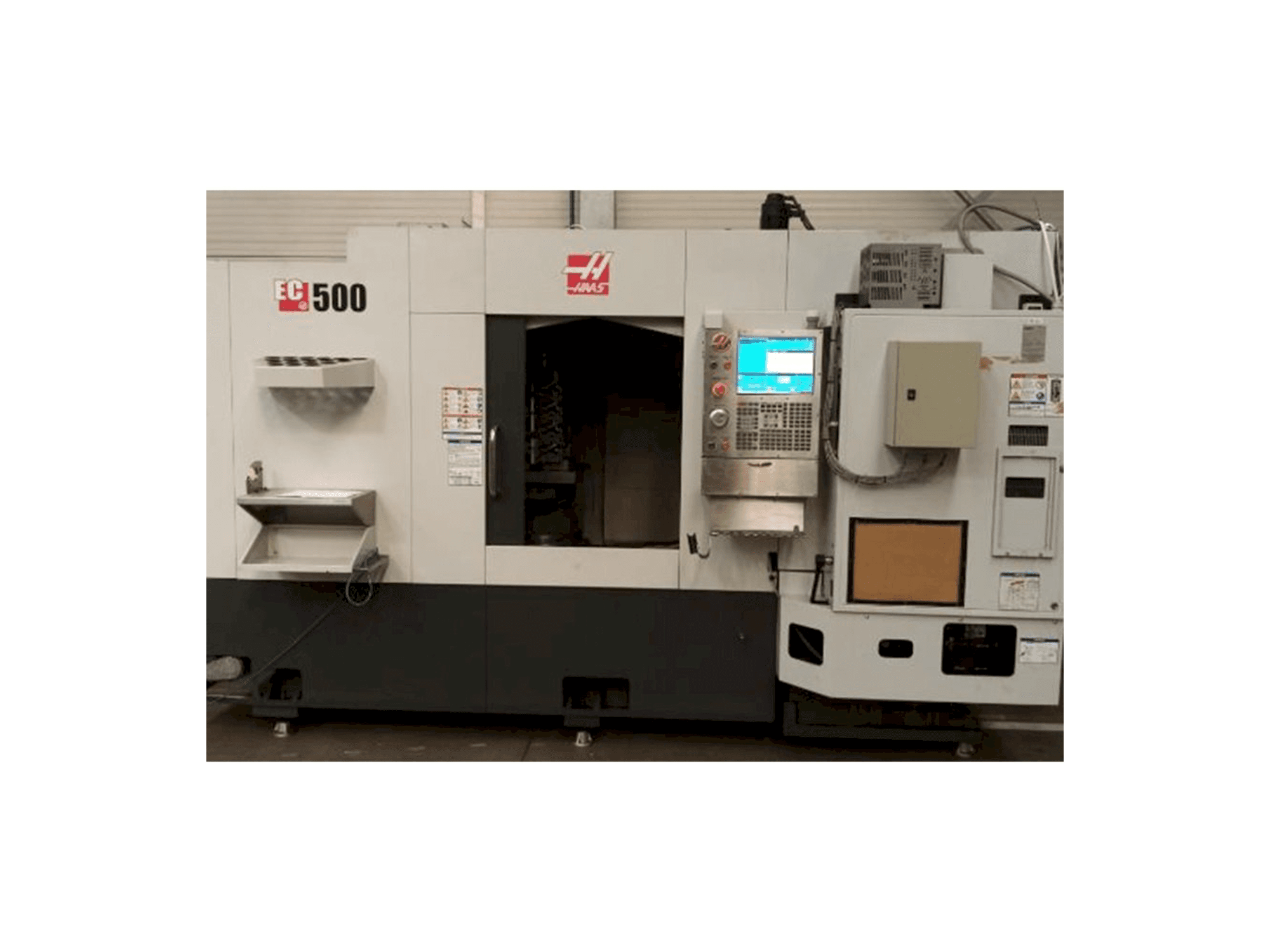 A HAAS EC-500 gép elölnézete
