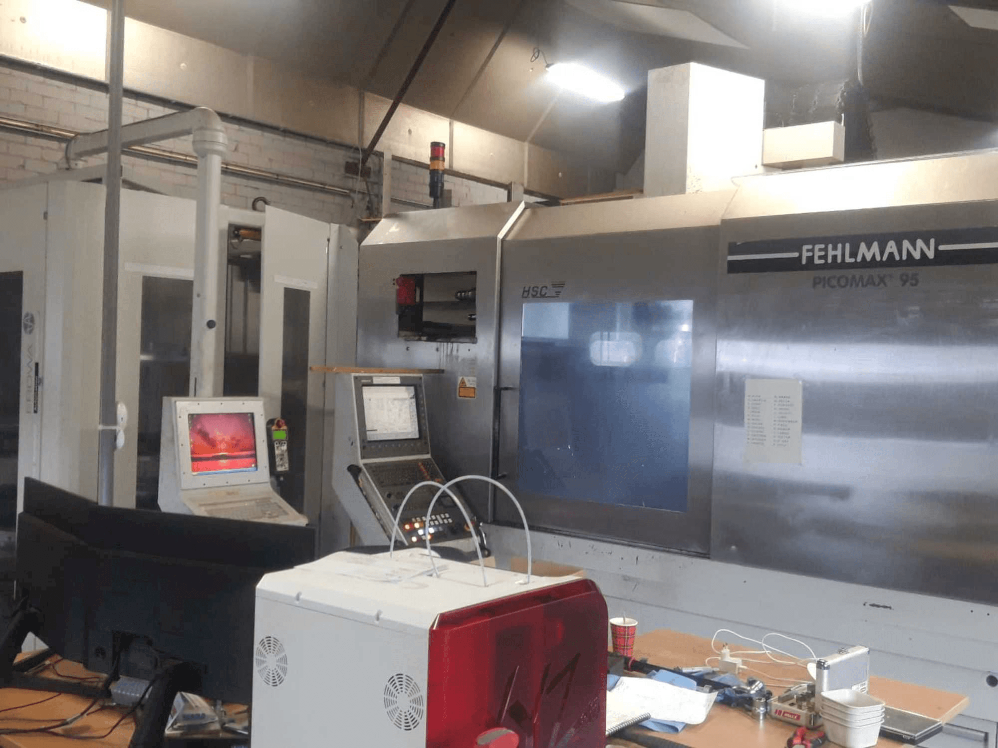 A FEHLMANN PICOMAX 95 + EROWA gép elölnézete