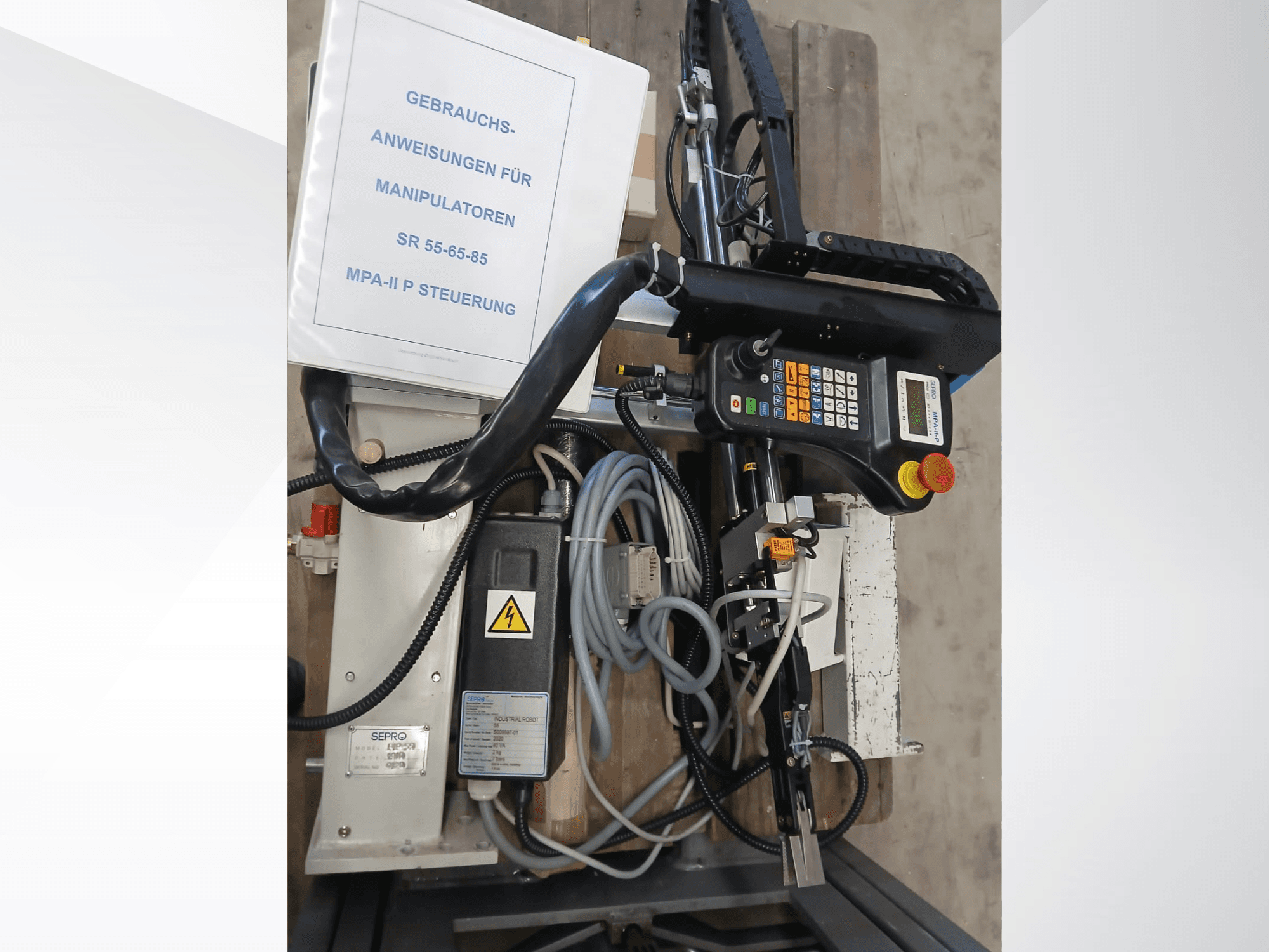 Sepro PIP-55 Gantry robot vezérlőpanelje és alkatrészei, oldalnézetből, a felhasználói kézikönyvvel.