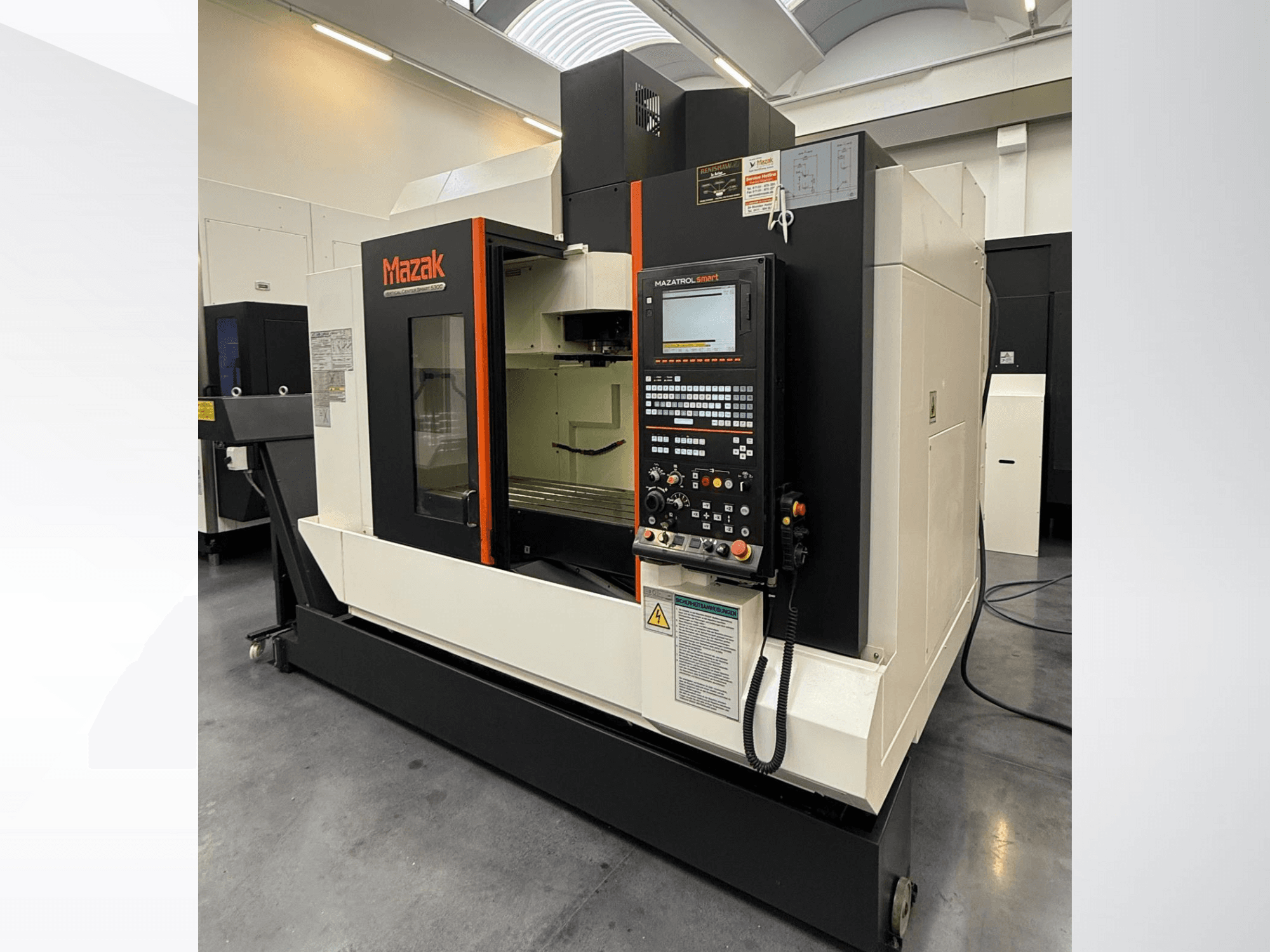 Mazak CNC-gép, elölnézetben, vezérlőpanel és tágas munkaterület precíziós vágószerszámokkal.