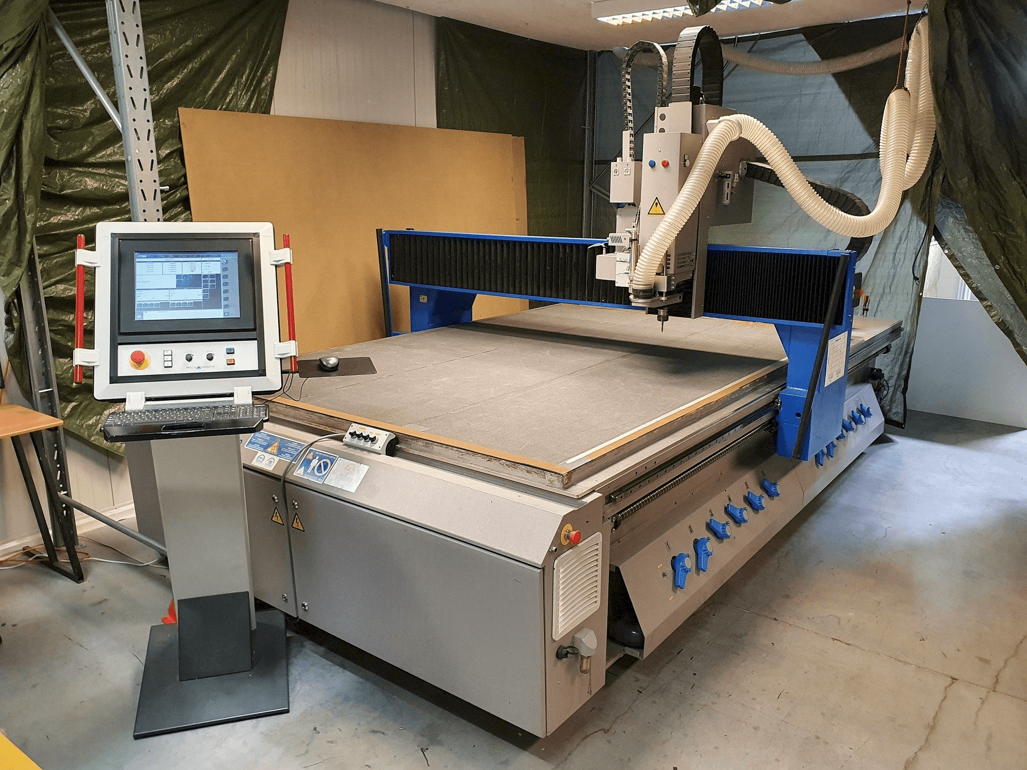 A MECANUMERIC Mecapro PRO 3020 gép elölnézete