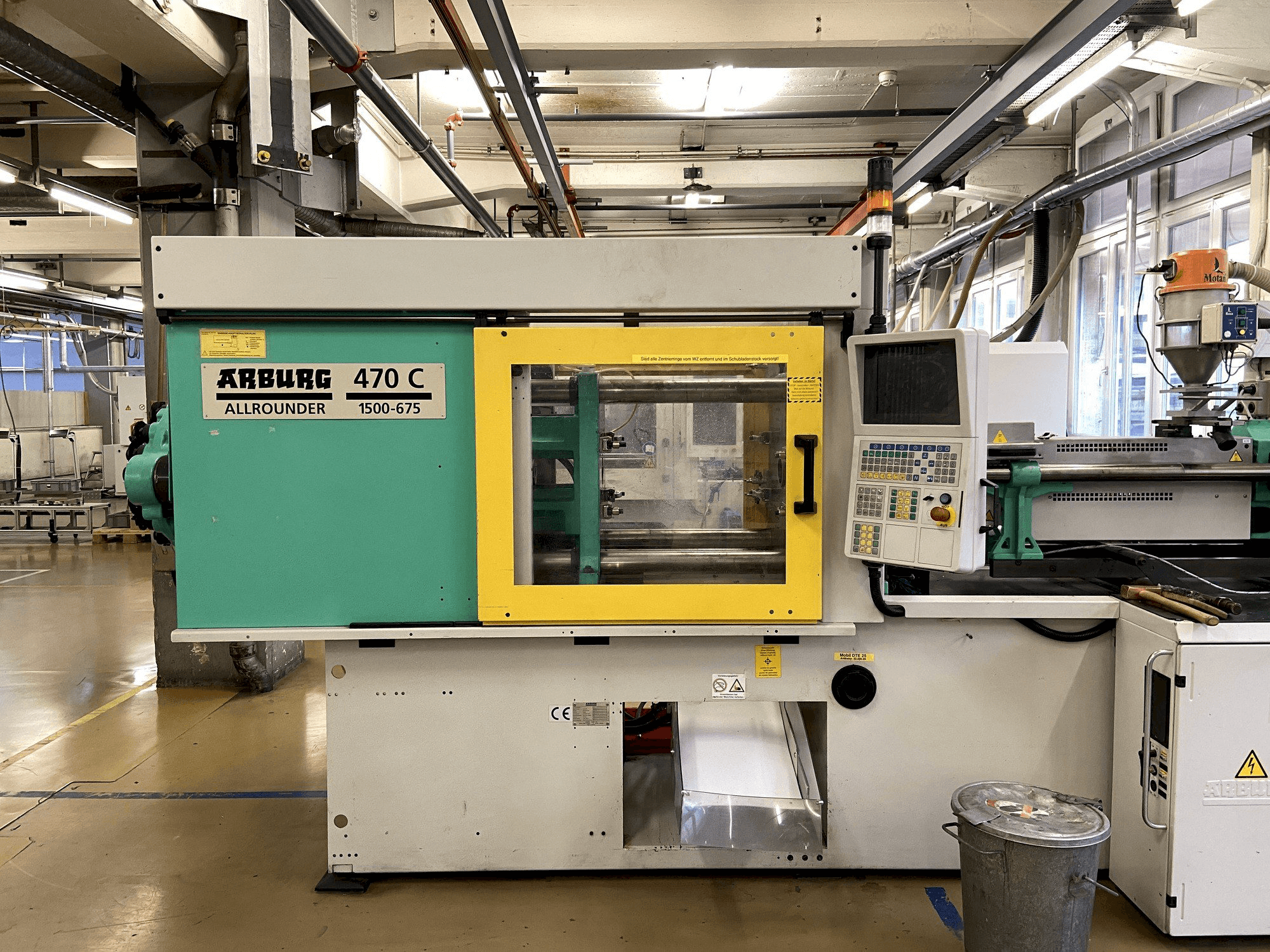 A Arburg 470C 1500-675 gép elölnézete