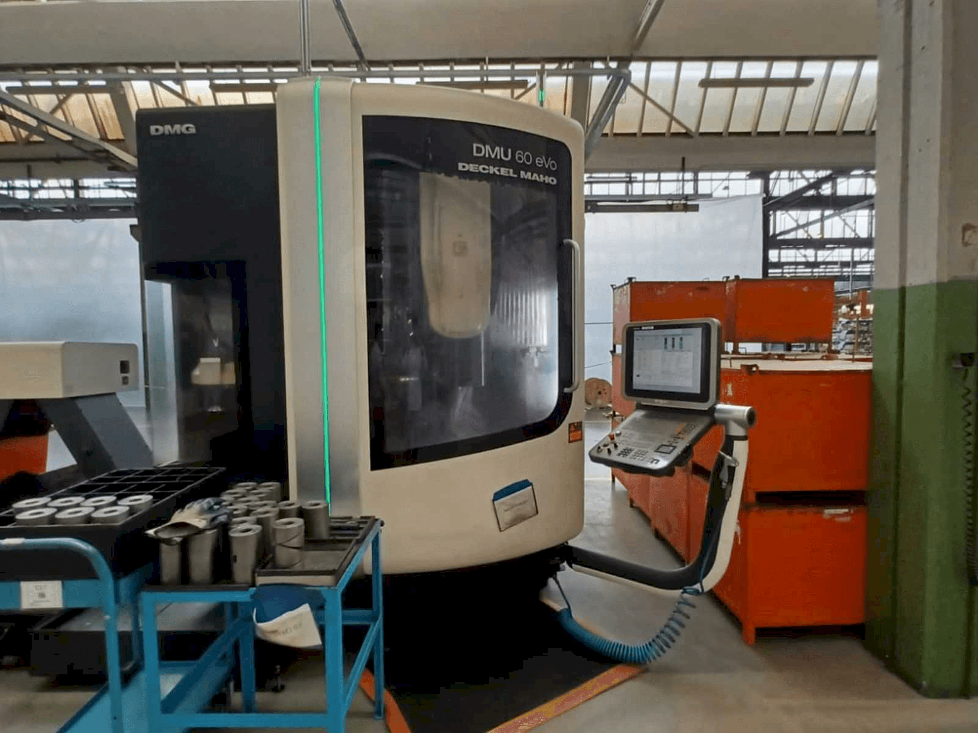 A DMG MORI DMU 60 evo gép elölnézete