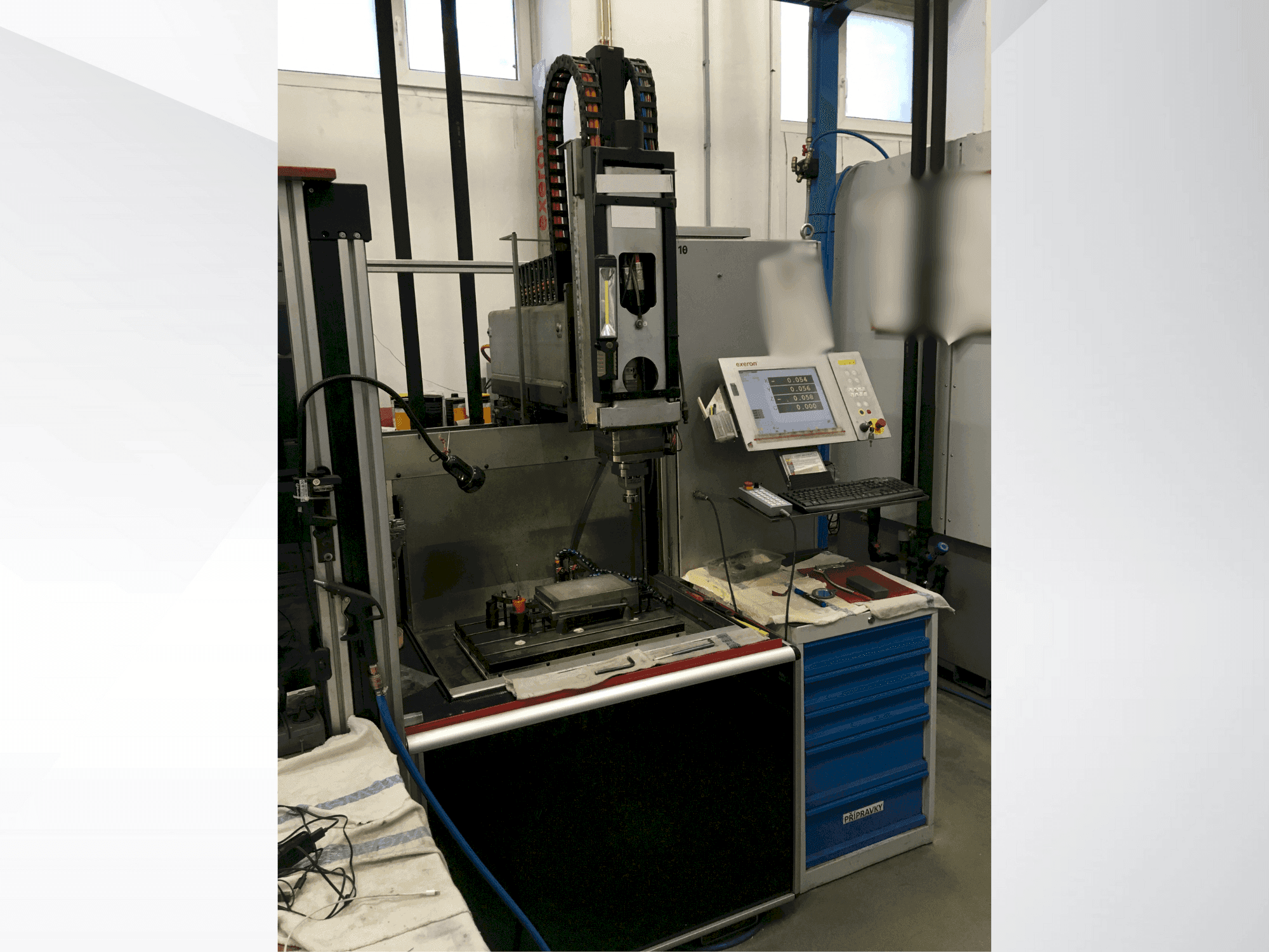 A Exeron EDM 310 MF20 gép elölnézete