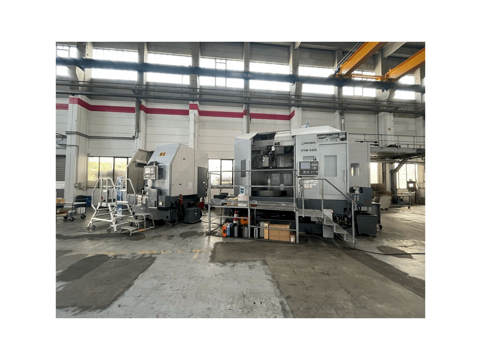 A Okuma VTM-200 1ST gép elölnézete