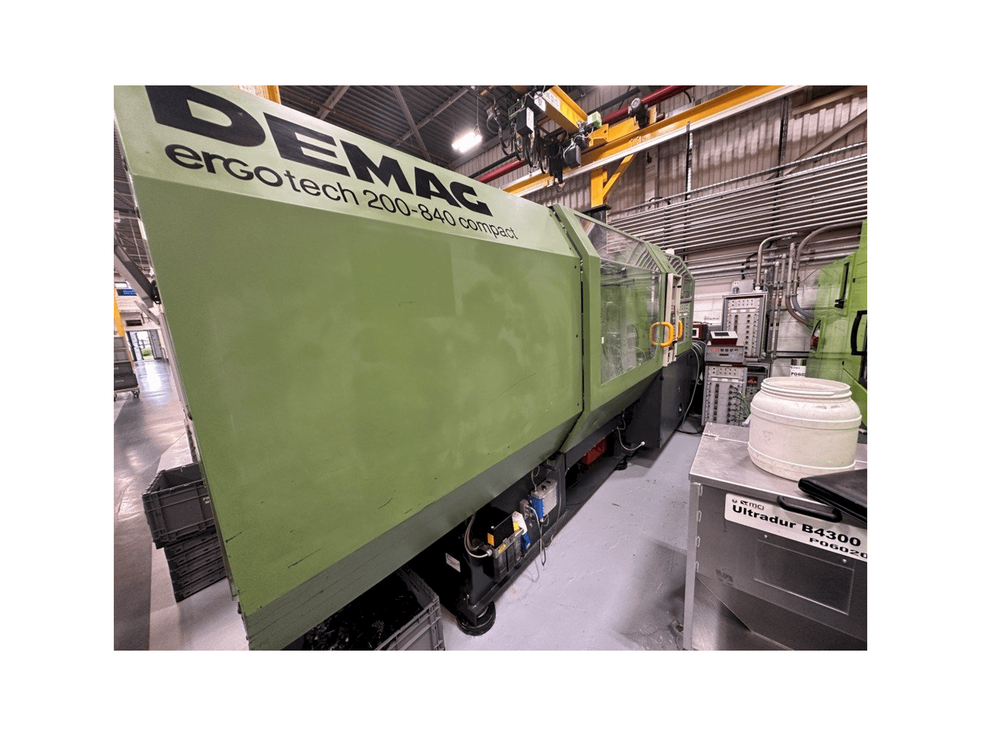 A DEMAG Ergotech 200-840 Compact gép oldalnézete