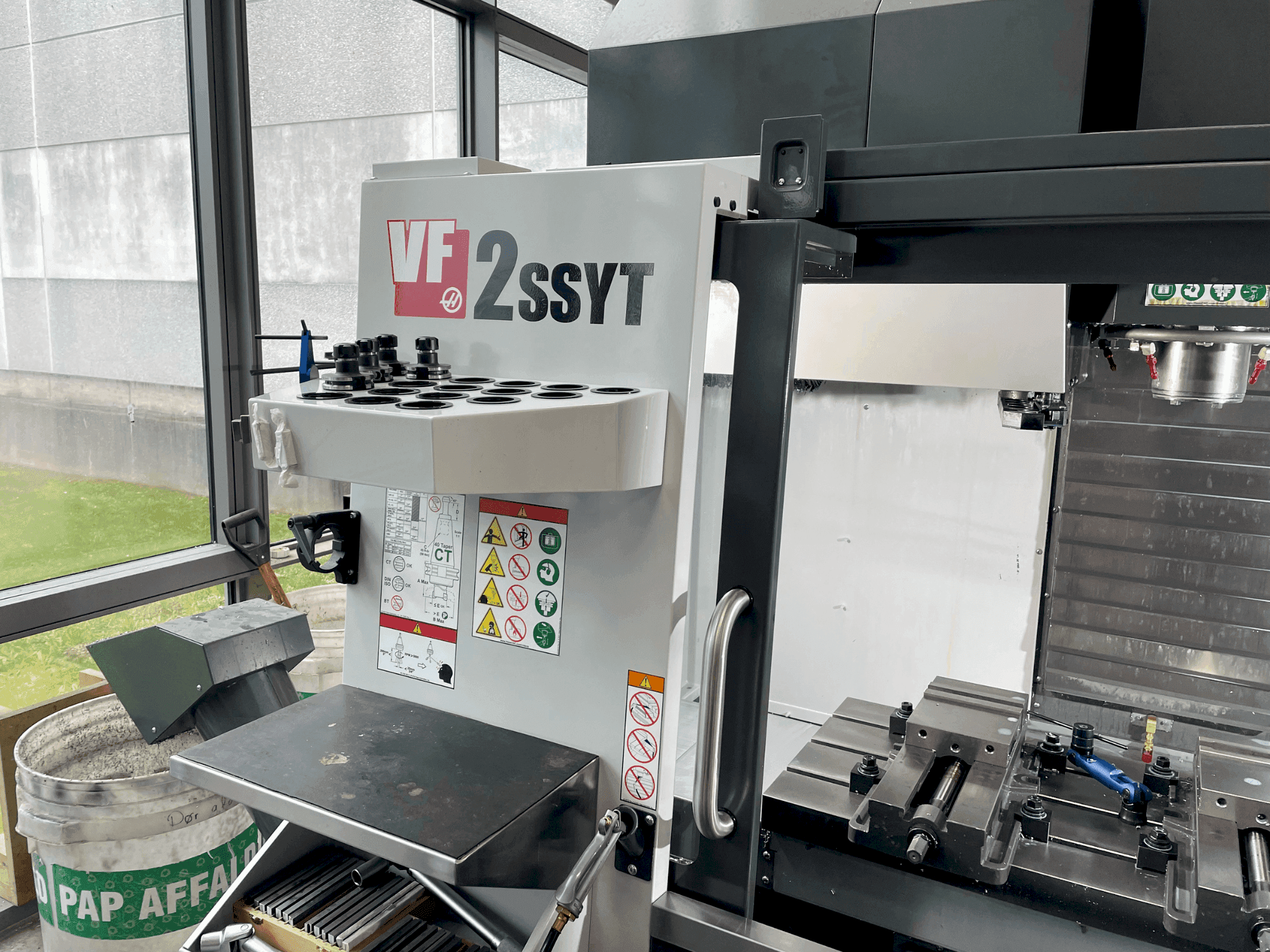 A HAAS VF-2SSYT gép elölnézete