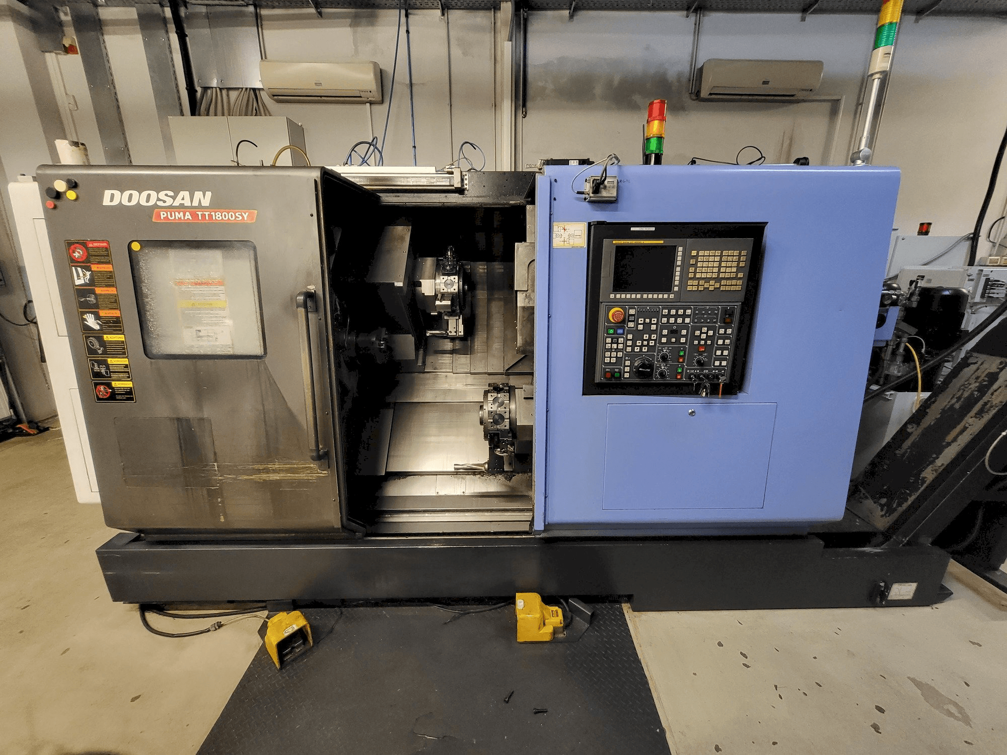 A DOOSAN PUMA TT1800SY gép elölnézete