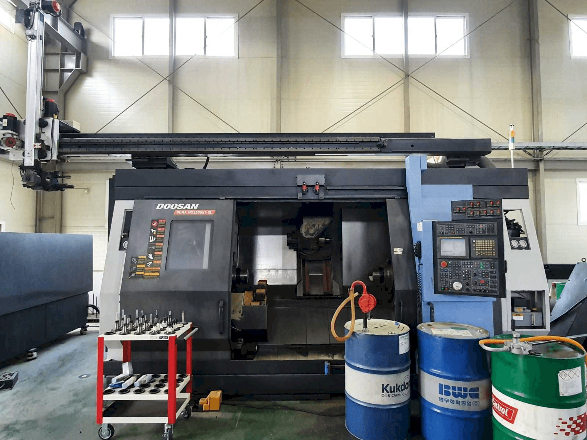 A Doosan Puma MX2500ST-GL gép elölnézete