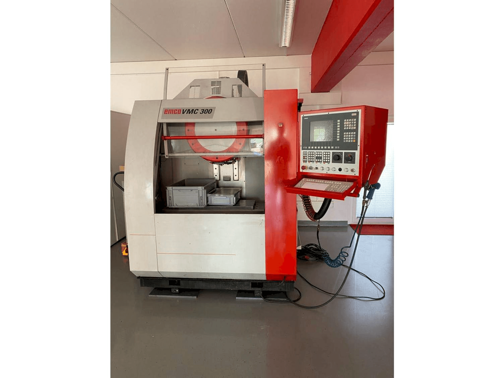 A EMCO VMC 300 gép elölnézete