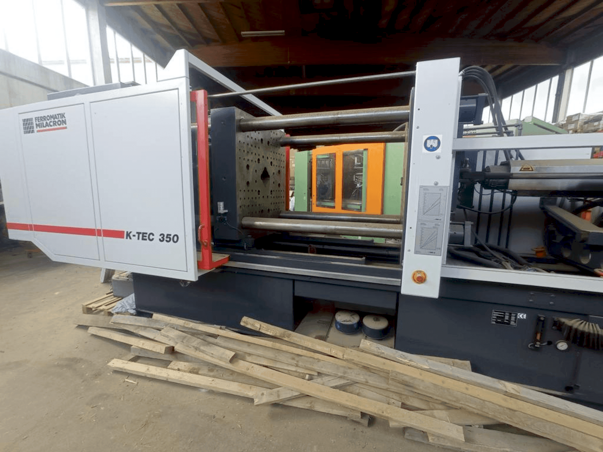 A FERROMATIK K-Tec 350 S/2F gép elölnézete