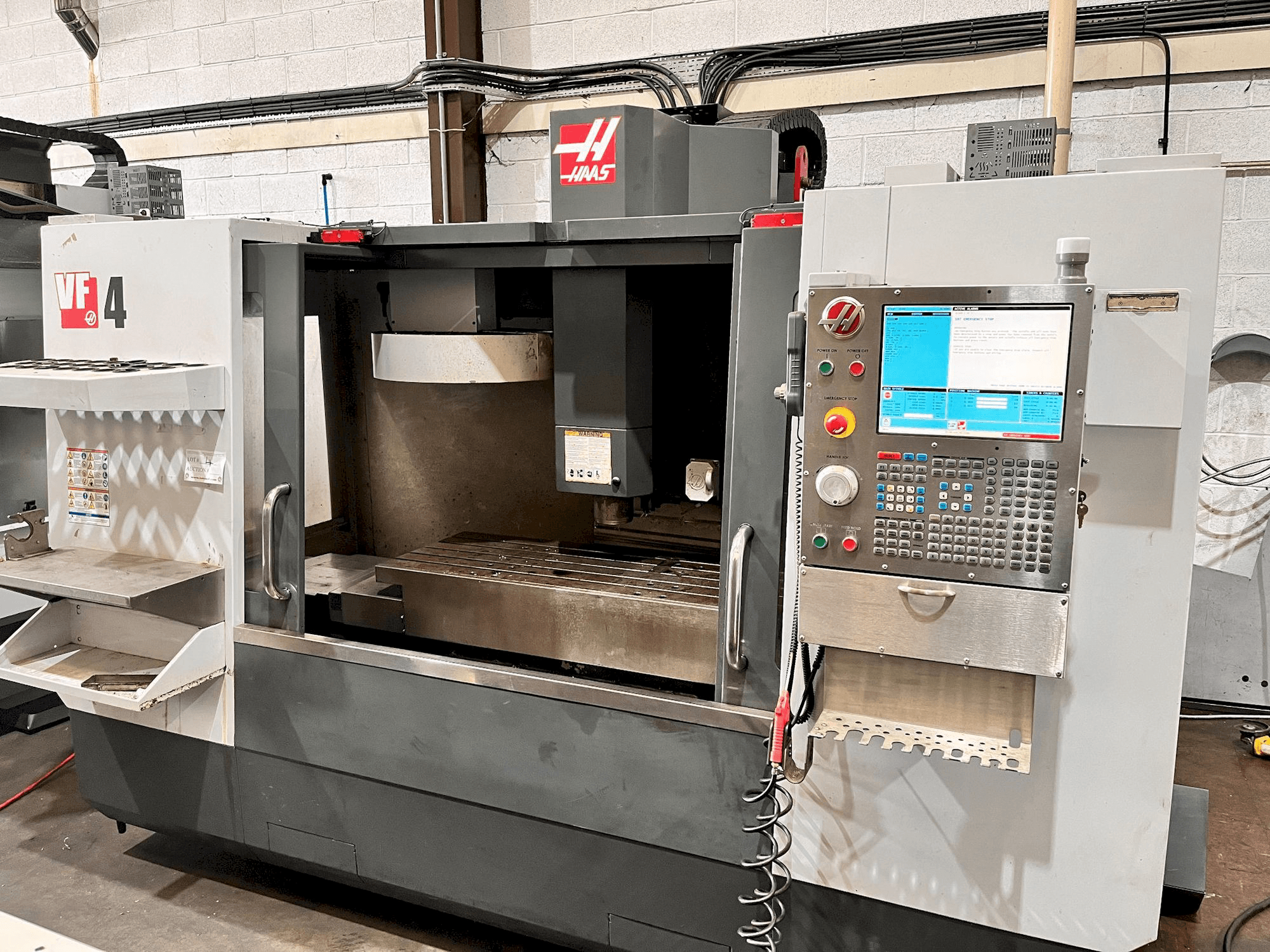 A HAAS VF-4 gép elölnézete