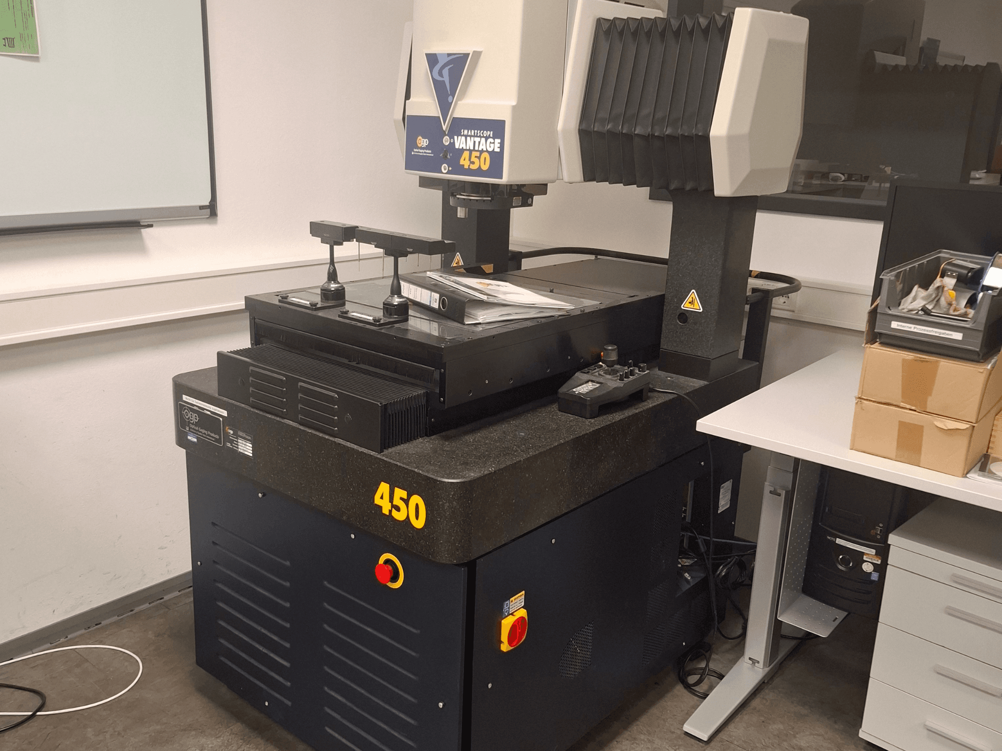 OGP SmartScope Vantage 450 optikai mérőgép laboratóriumi környezetben, elölnézetben, fekete-szürke kivitelben.