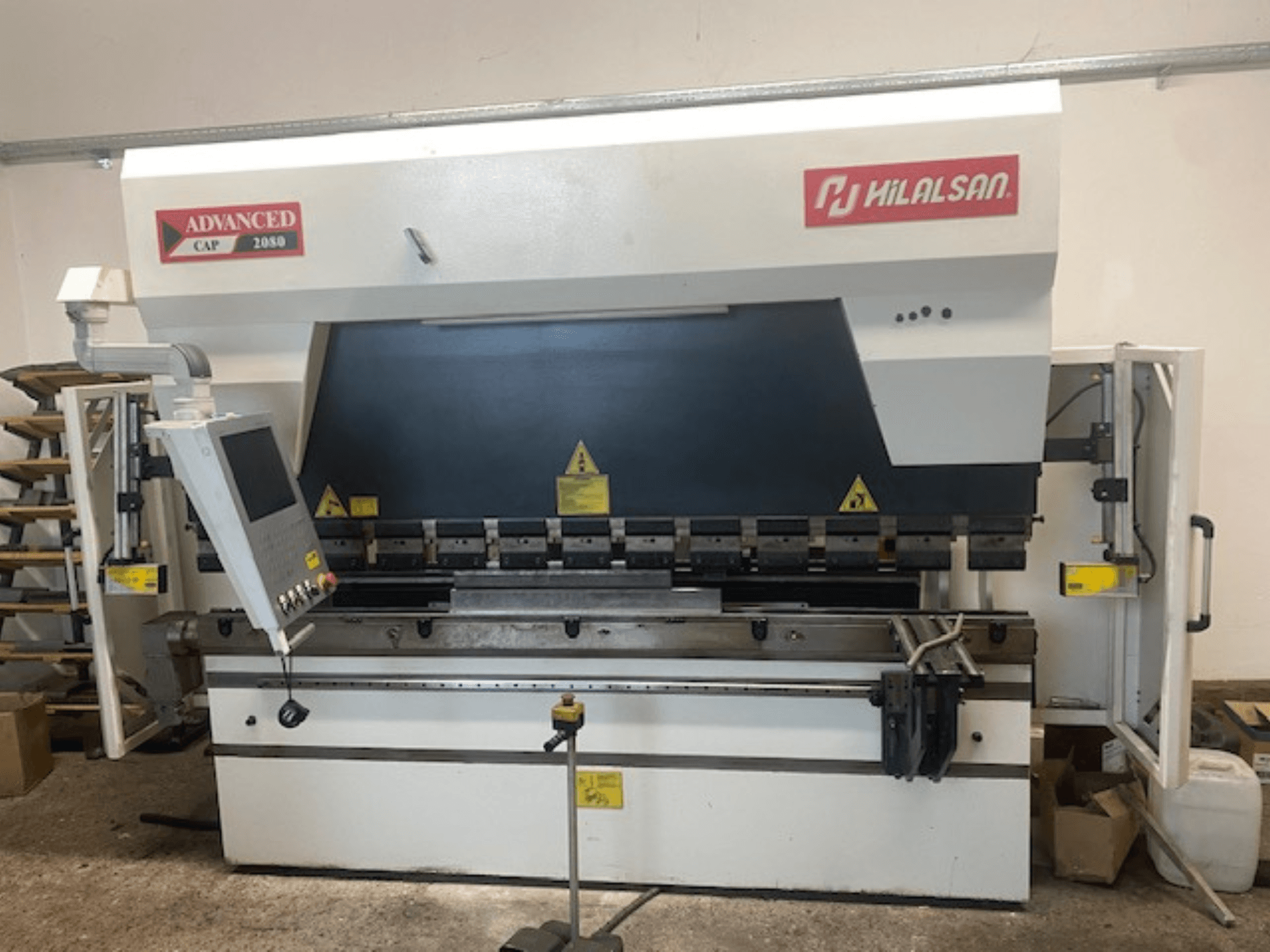 Fejlett Hilalsan CAP 2080 présfék, elölnézetben, vezérlőpanel és biztonsági funkciók, ipari kivitelben fémhajlításhoz.