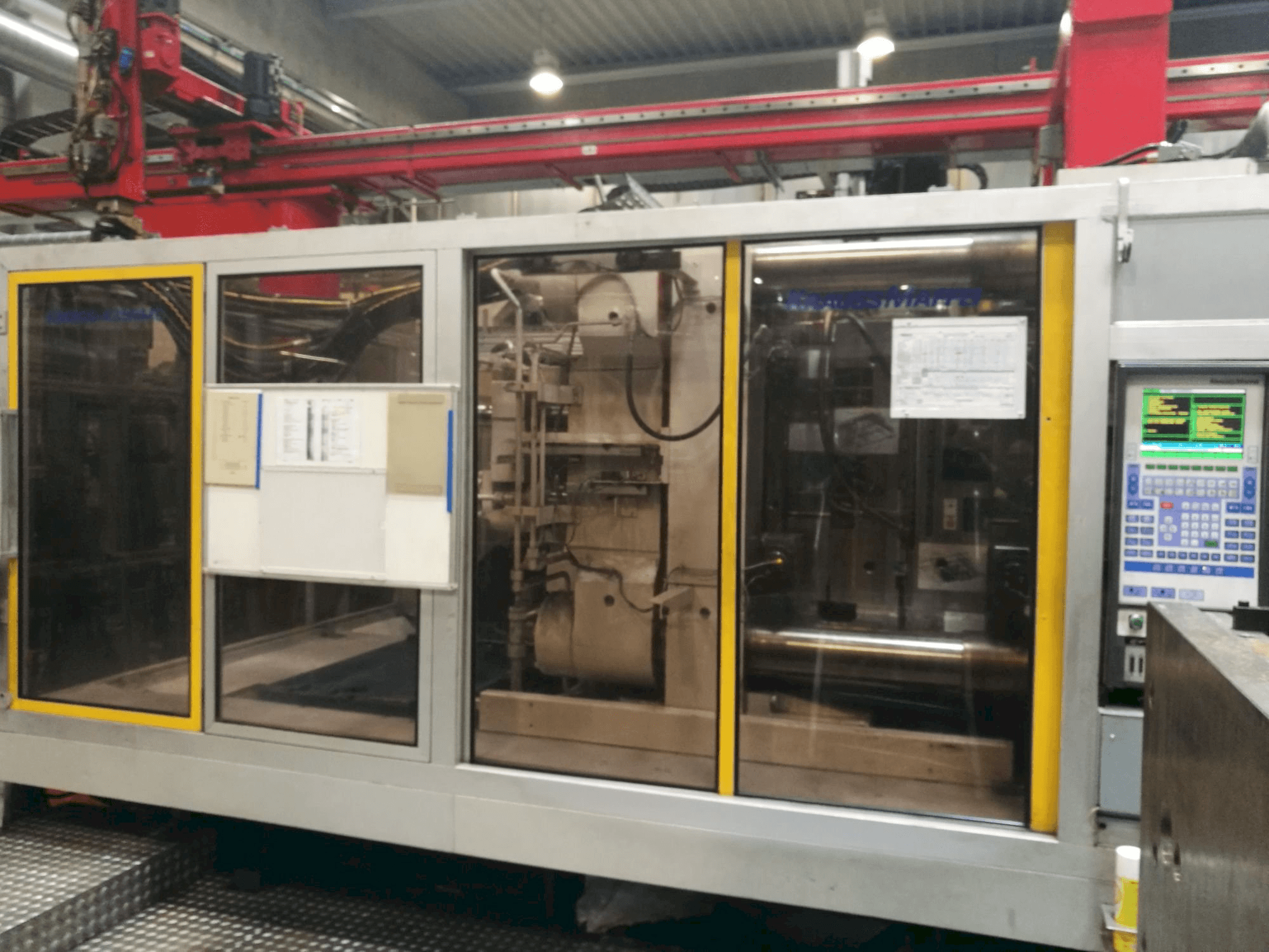 A Krauss Maffei 800-4350 MC gép elölnézete