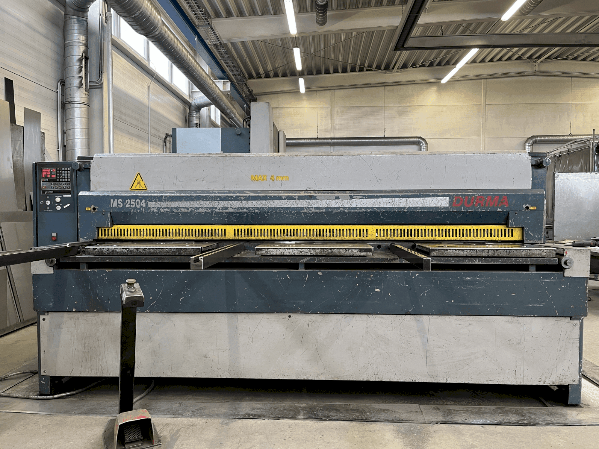 A Durma MS 2504 gép elölnézete