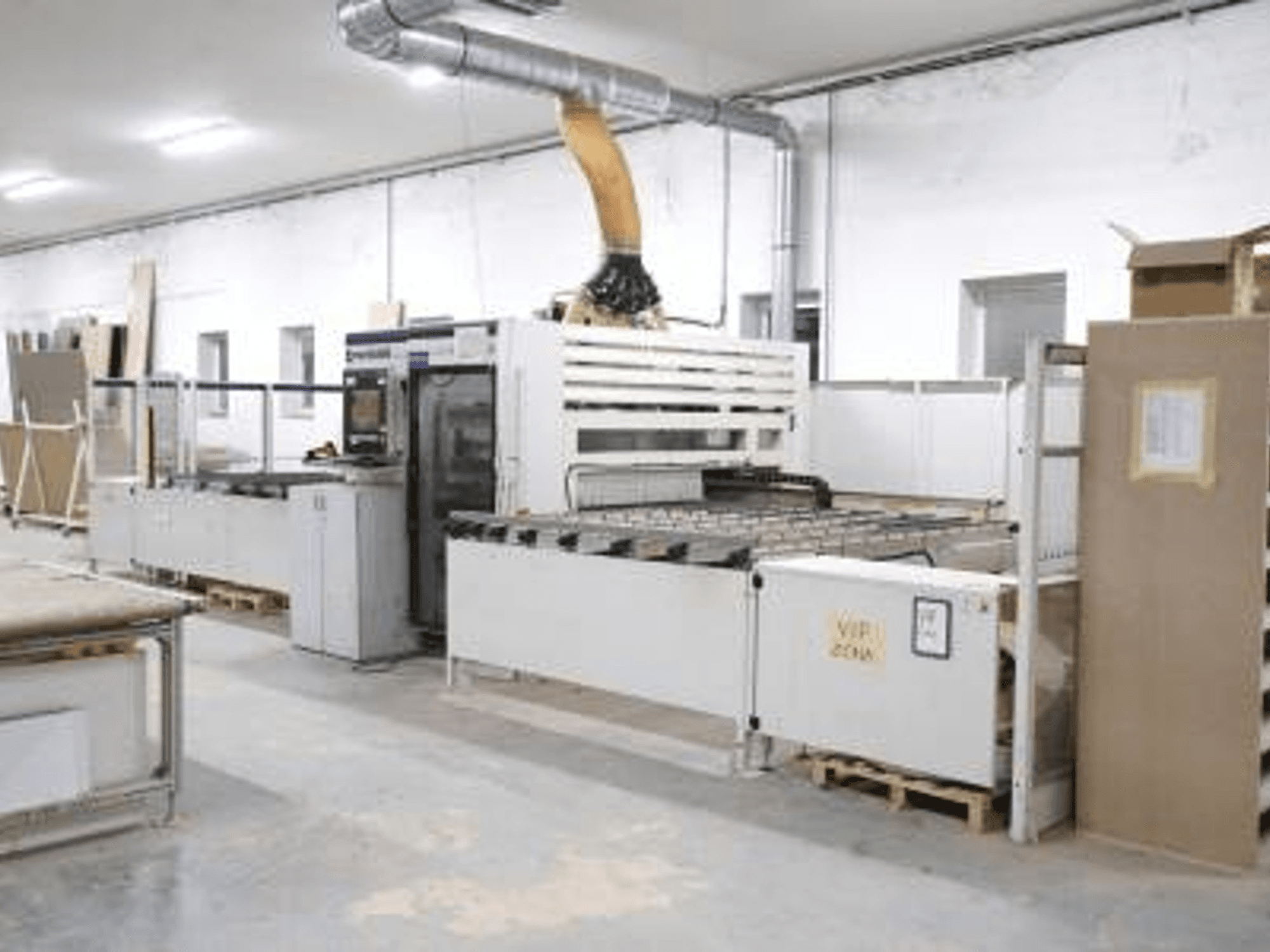 SCM Morbidelli UNIFLEX HP CNC faipari megmunkálóközpont egy műhelyben, elölnézetben, a kezelőpanel és az adagolórendszer bemutatásával.