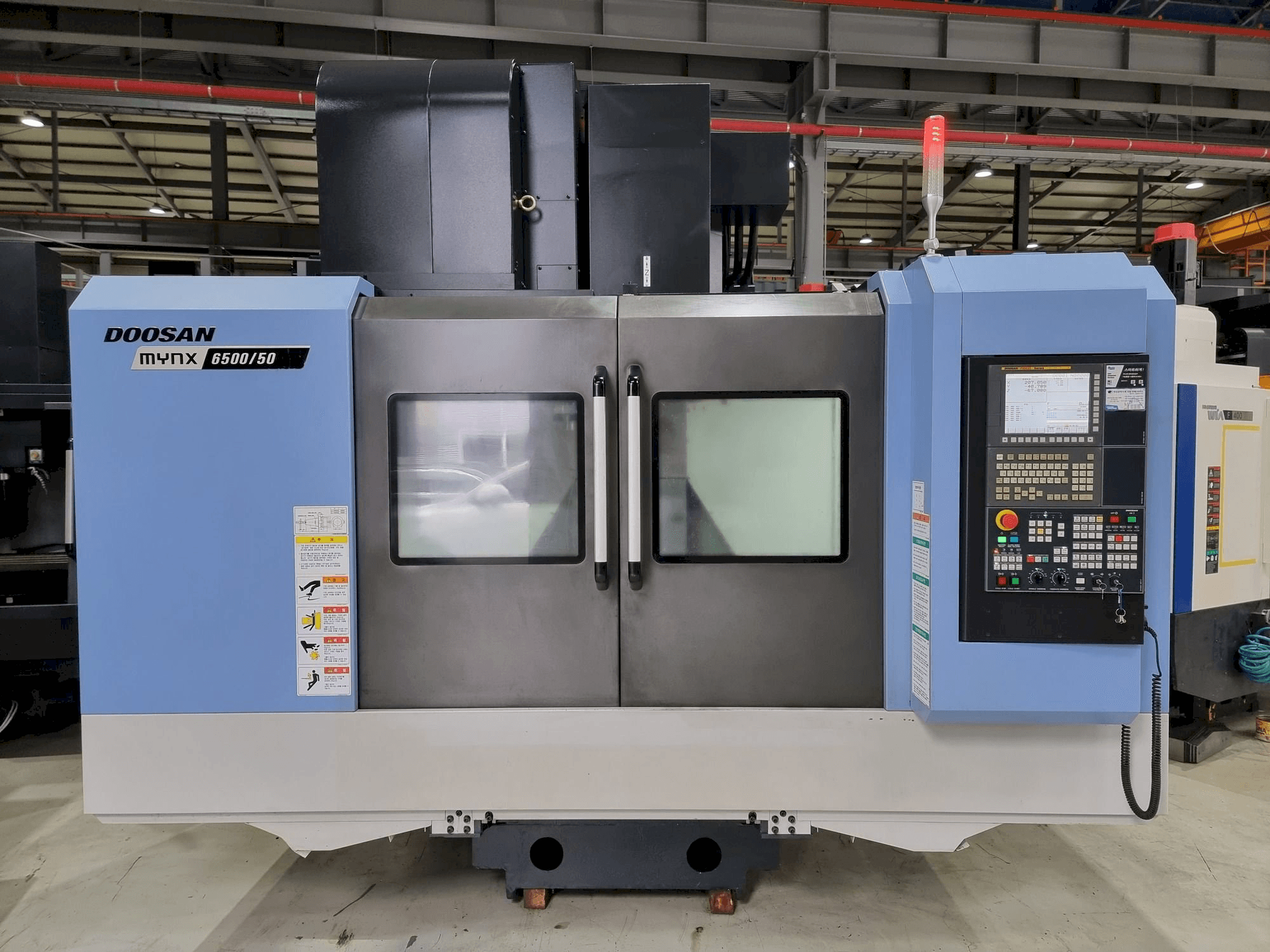 A Doosan MYNX 6500/50 gép elölnézete