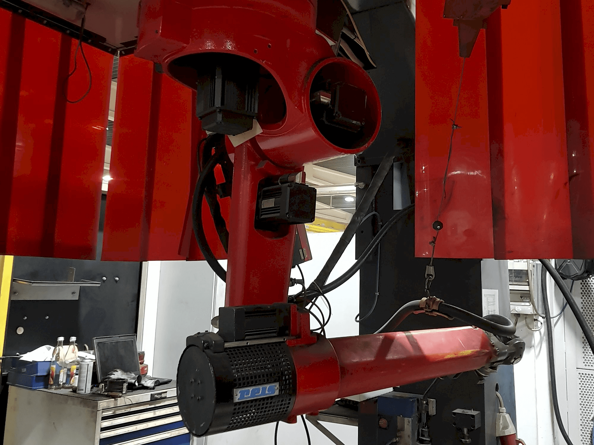 A Reis Robotics RV30-16 gép elölnézete