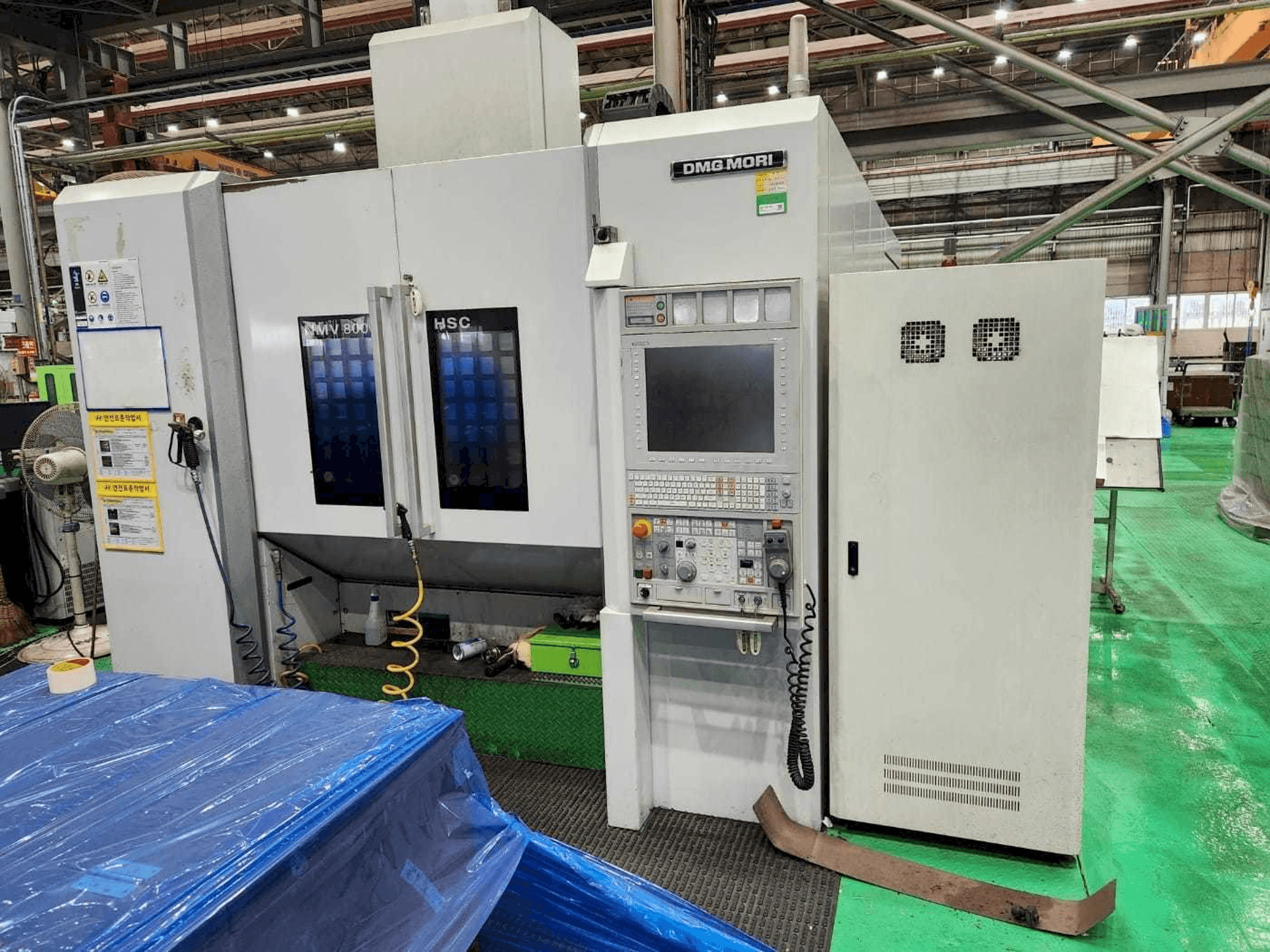 A DMG MORI NMV 8000 DCG / 40 gép elölnézete
