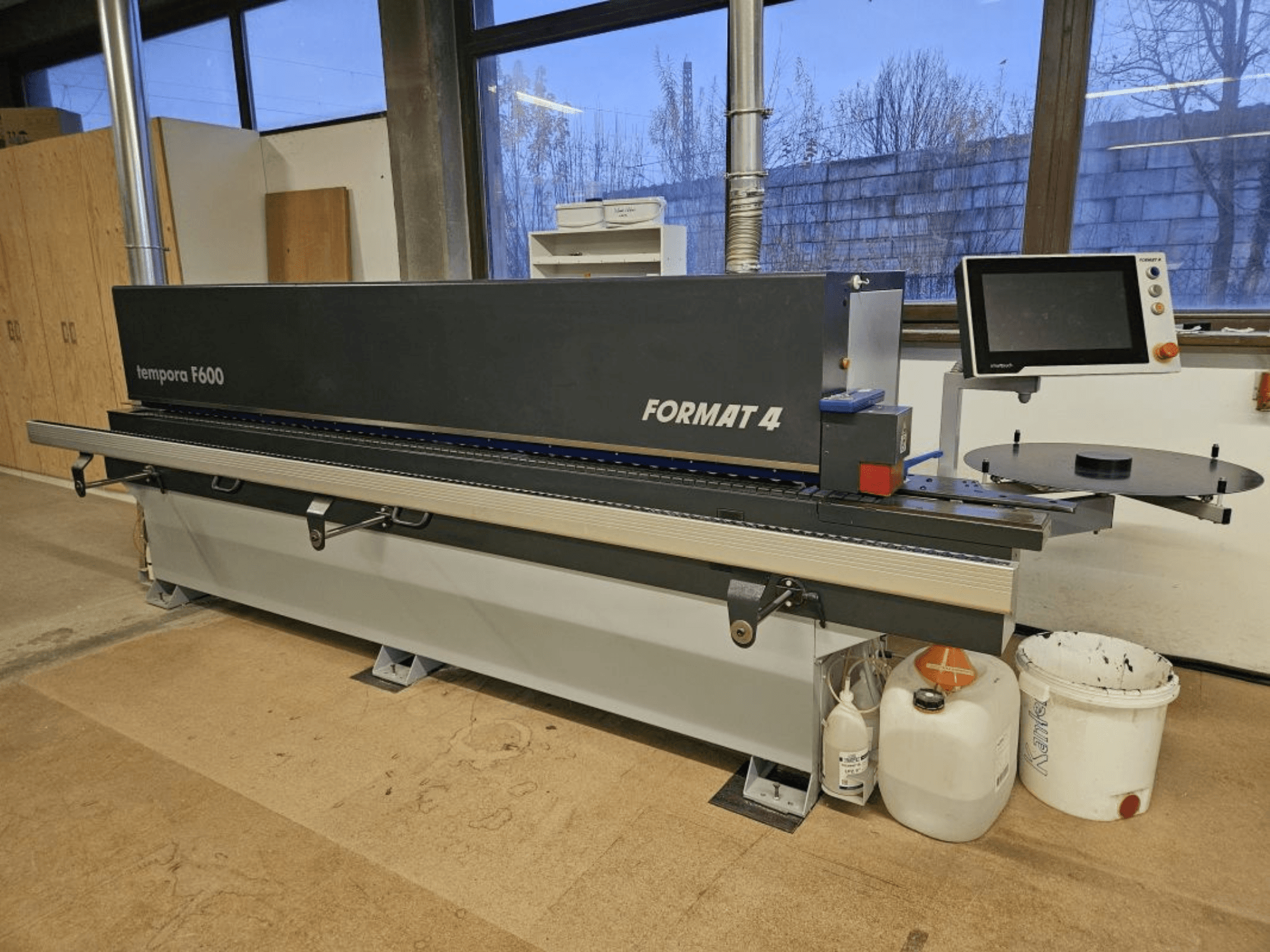 Templora F600 by Format 4, egy faipari megmunkálógép előlapja digitális kijelzővel, vágóasztallal és tárolóedényekkel.
