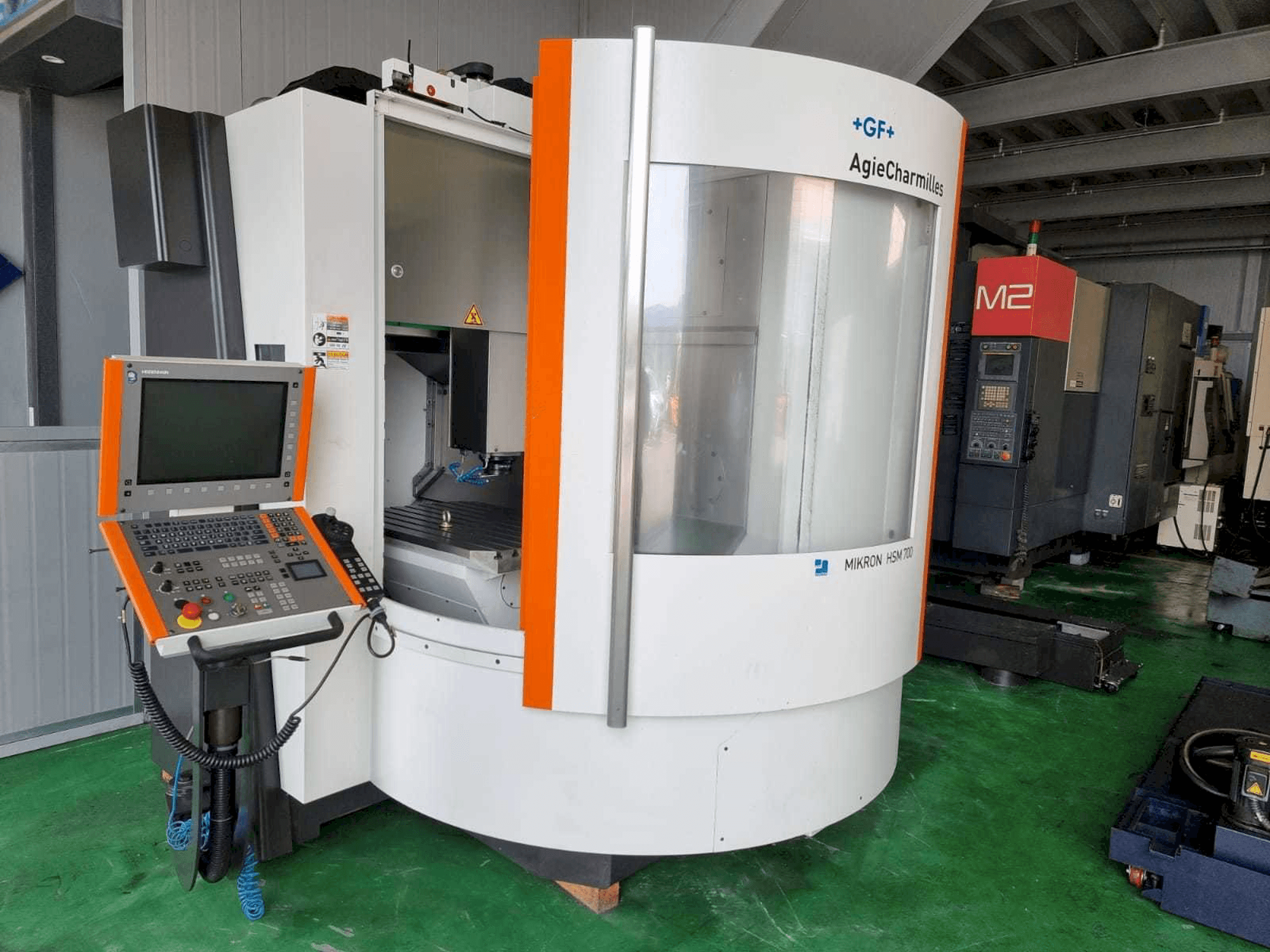 A GF AgieCharmilles Mikron HSM 700 gép elölnézete
