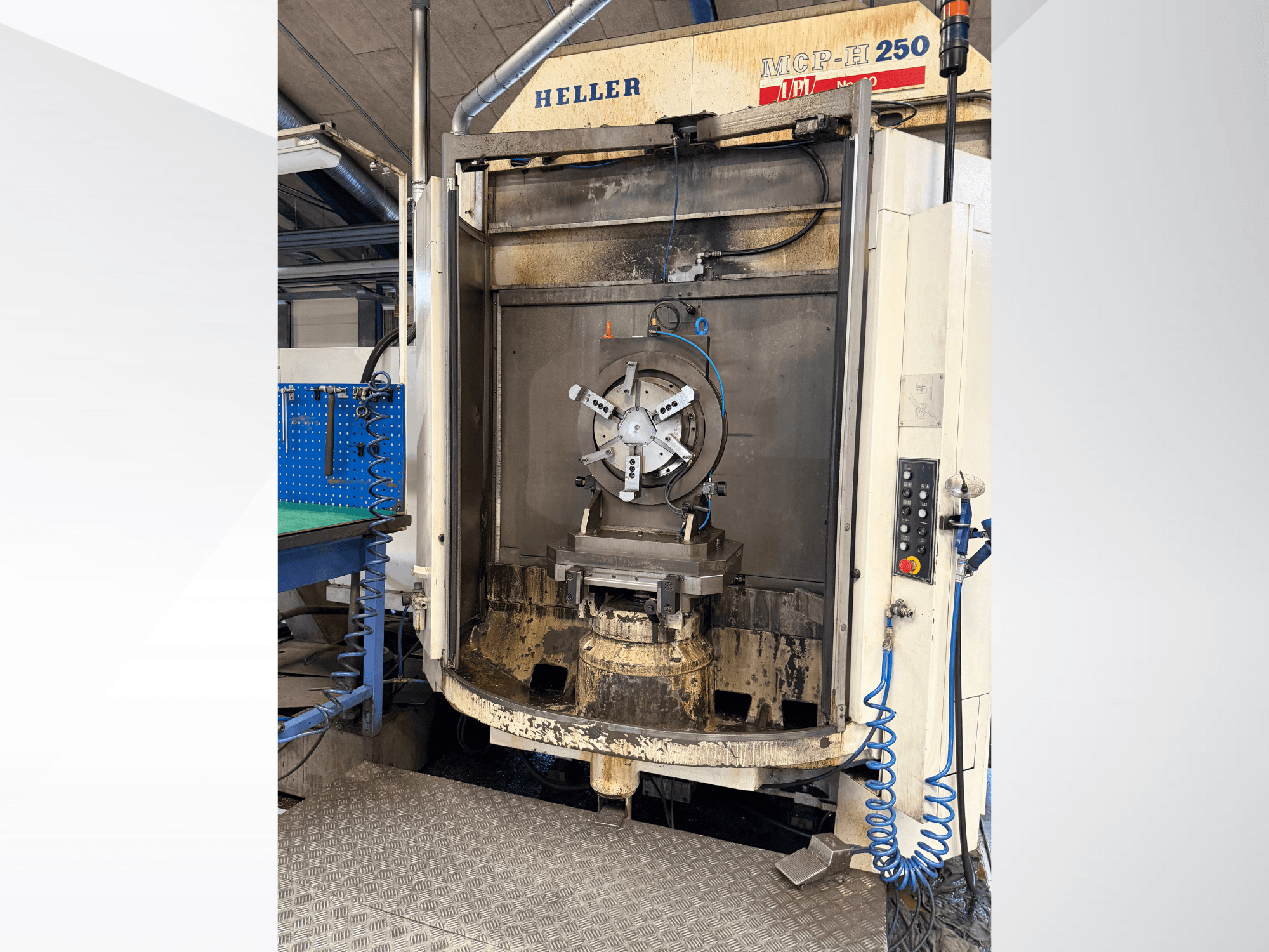 A HELLER MCP 250 vízszintes megmunkálóközpont elülső nézete, a vezérlőpanel, a munkadarabtartó berendezések és a megmunkálási terület.