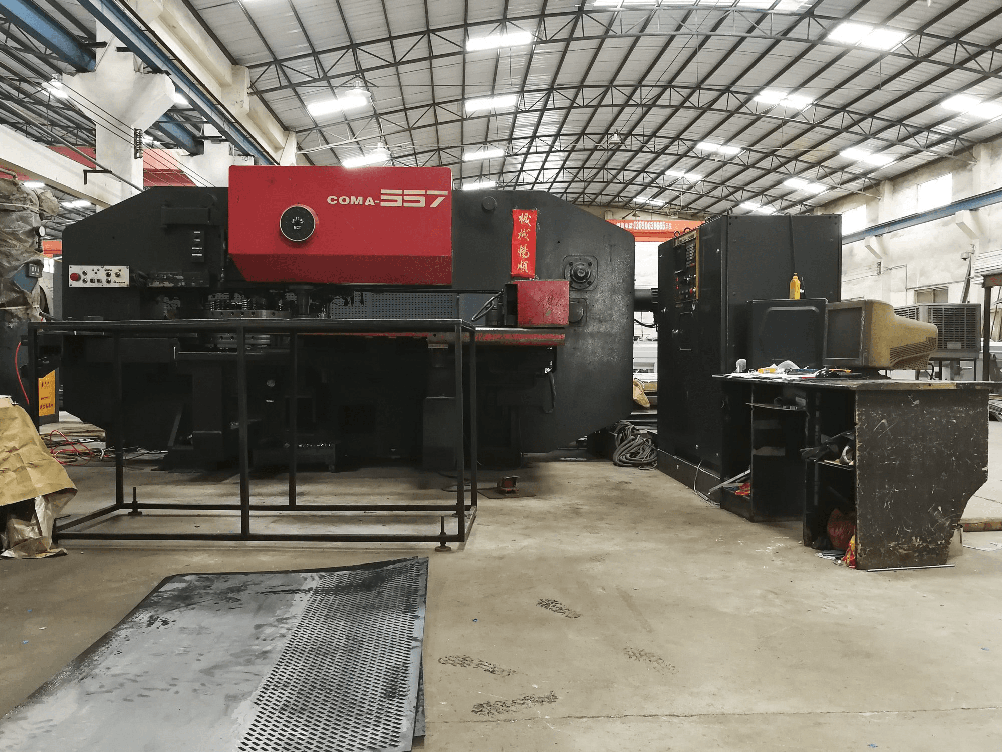 A AMADA Coma 557 gép elölnézete