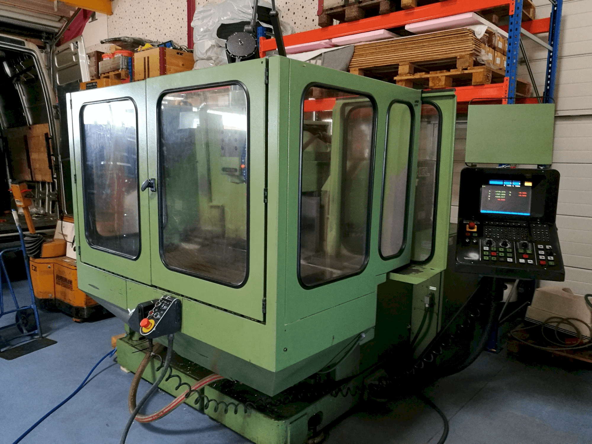 A DECKEL FP4AT gép elölnézete