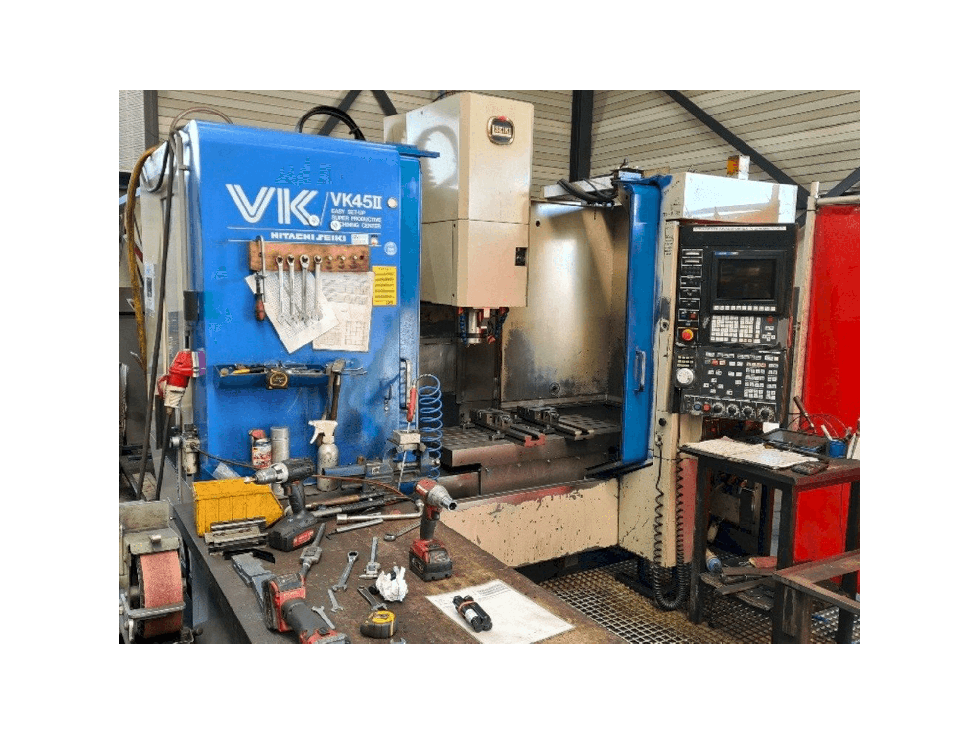 A HITACHI SEIKI VK45II gép elölnézete